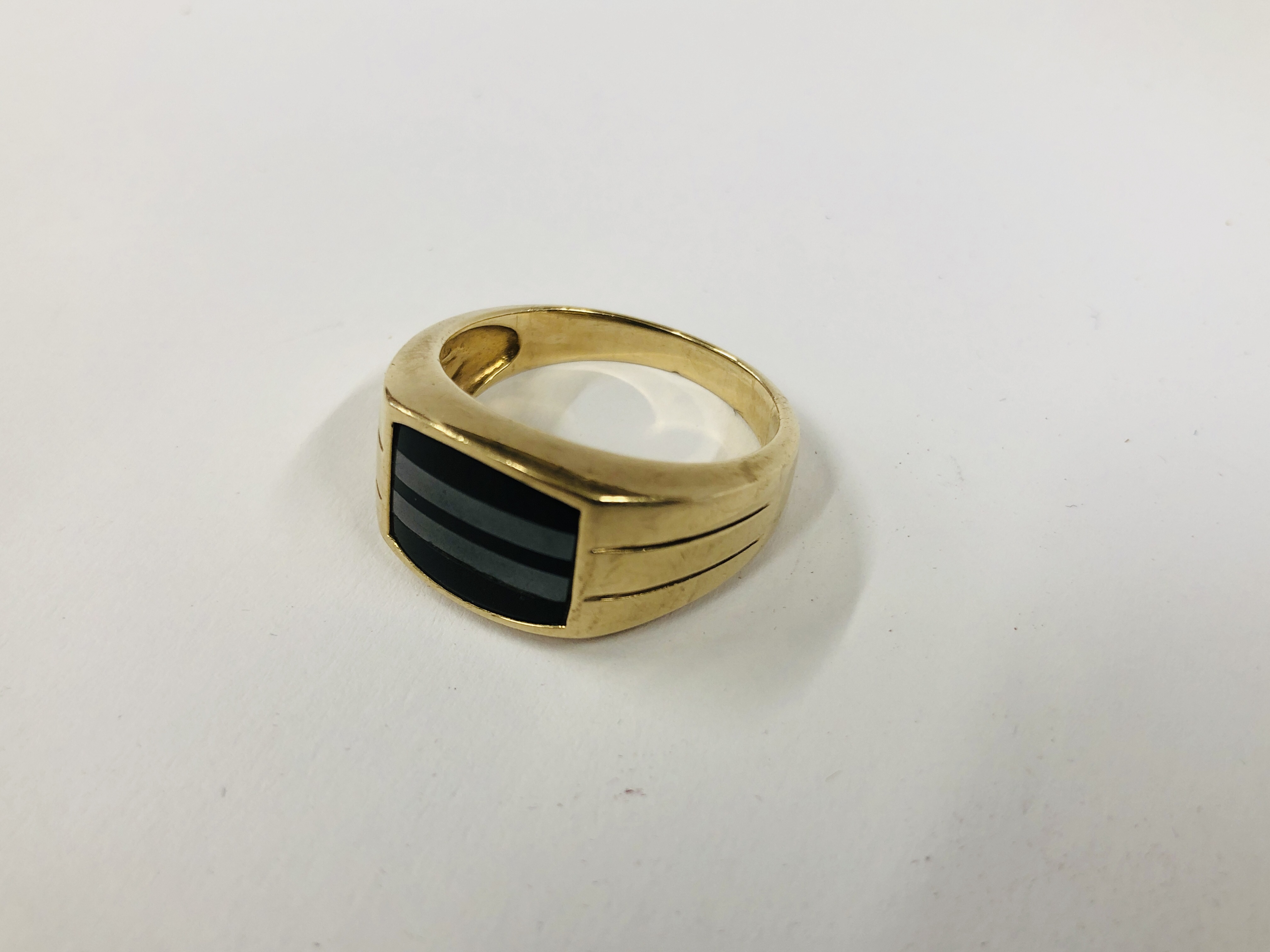 A GENT'S 9CT GOLD ONYX PANEL RING. - Image 3 of 10