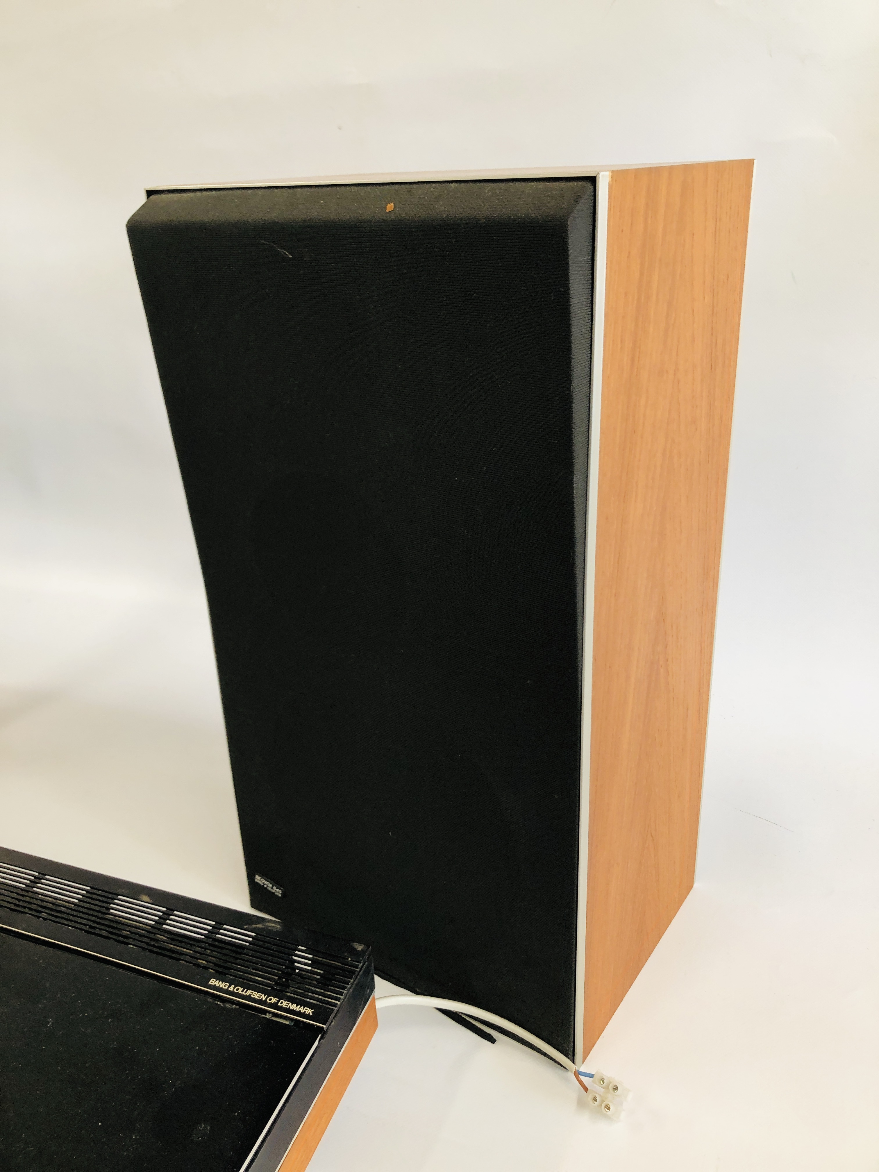 A BANG & OLUFSEN BEOCENTRE 5000 COMPLETE WITH A PAIR OF BEOVAX 545 SPEAKERS - SOLD AS SEEN. - Image 8 of 11
