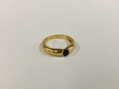 CARTIER 18CT GOLD & SINGLE SAPPHIRE RING IN A RUB OVER SETTING ON A PLAIN POLISHED SHANK,