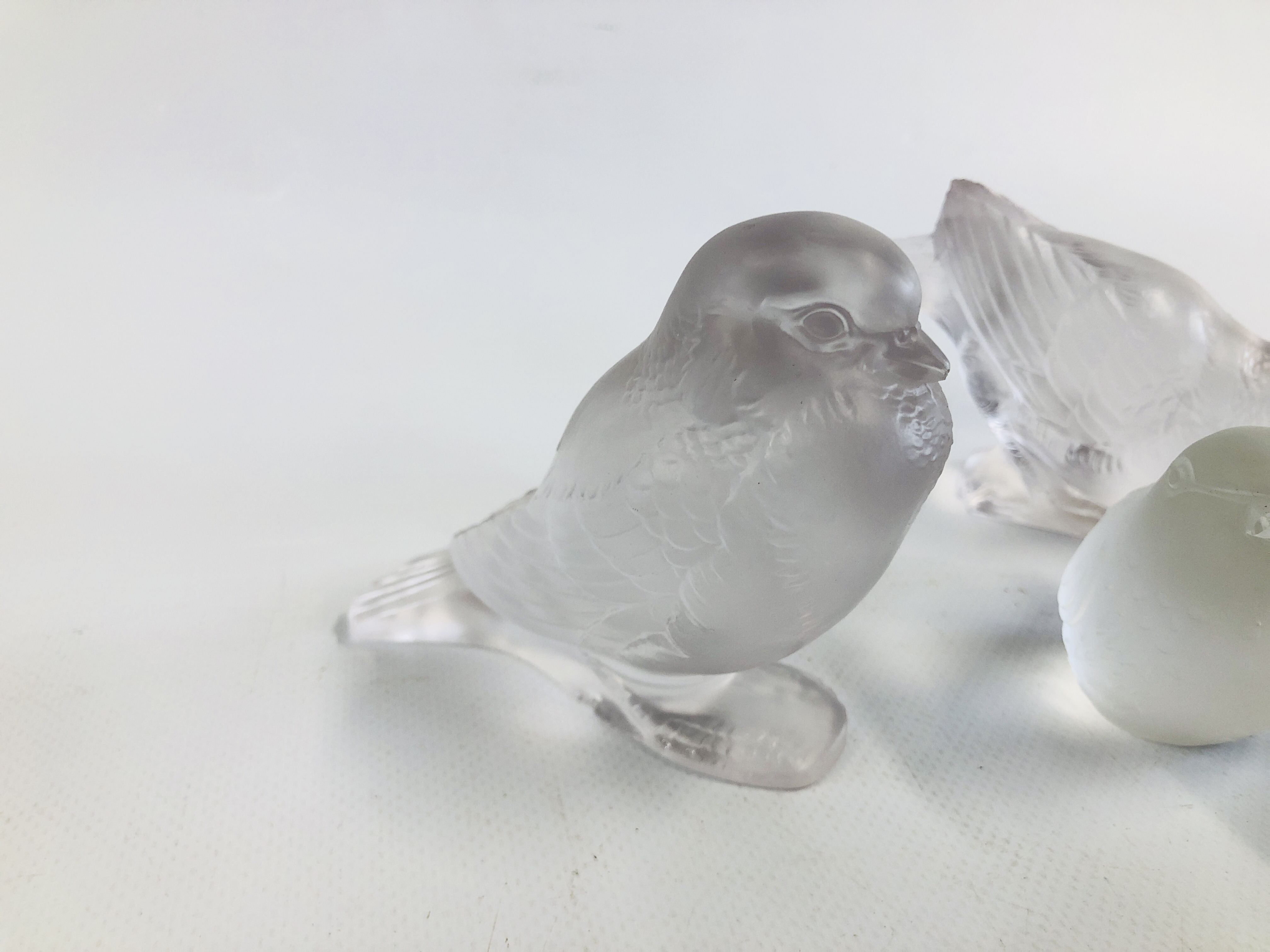 A COLLECTION OF 4 LALIQUE BIRDS A/F ALONG WITH 1 FURTHER FRENCH GLASS BIRD A/F. - Image 6 of 20