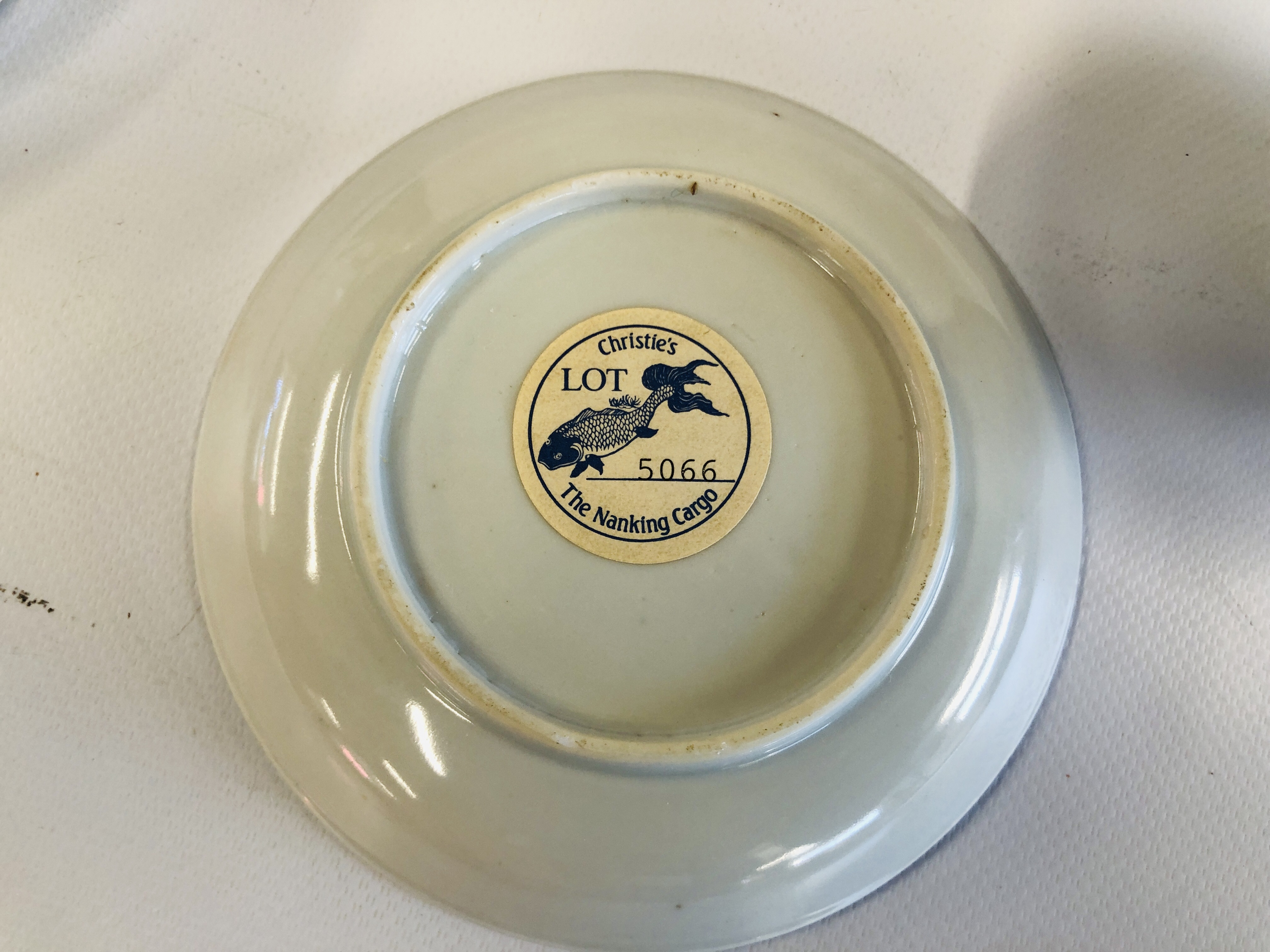 A NANKING CARGO ORIENTAL BLUE & WHITE TEA BOWL AND SAUCER (CHRISTIES 5066) ALONG WITH A LASKILL, - Image 5 of 8