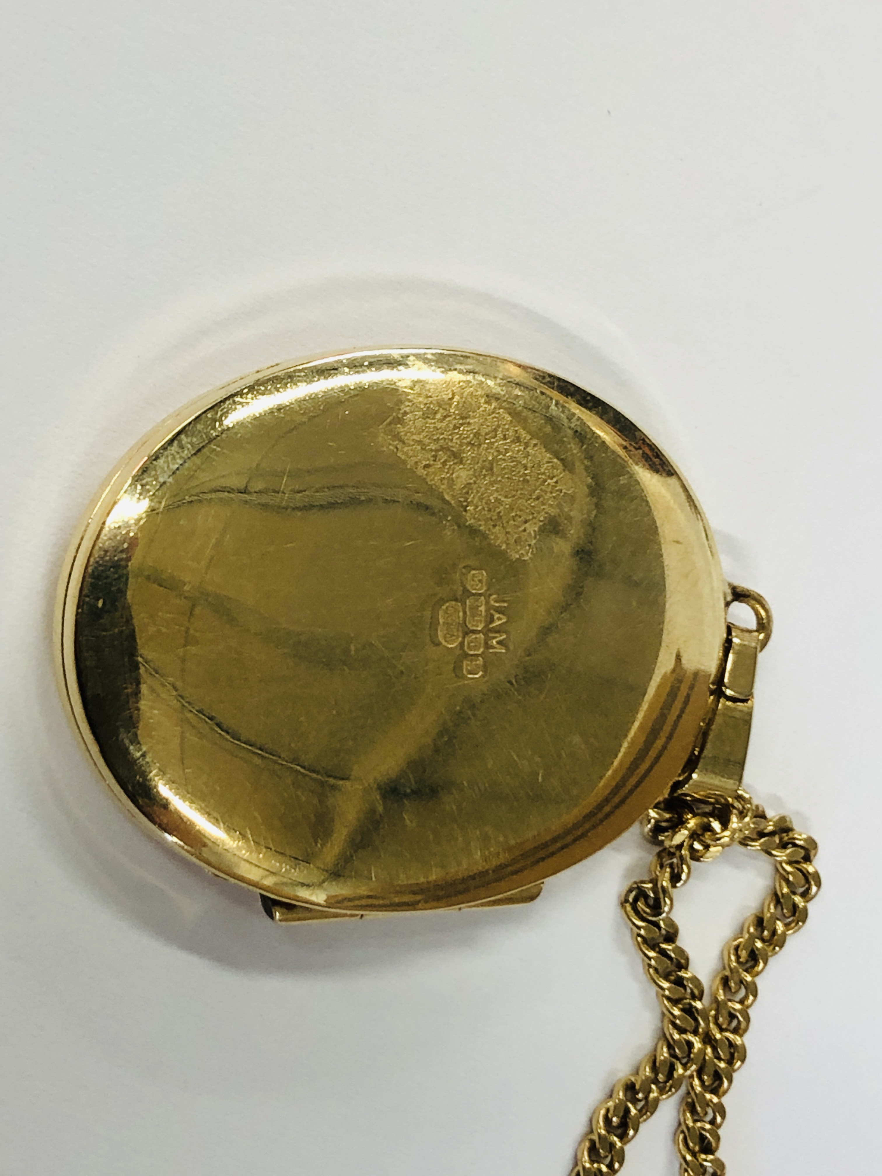 AN OVAL 9CT PHOTO LOCKET ON A FINE 9CT GOLD CHAIN - L 55CM. - Image 8 of 9