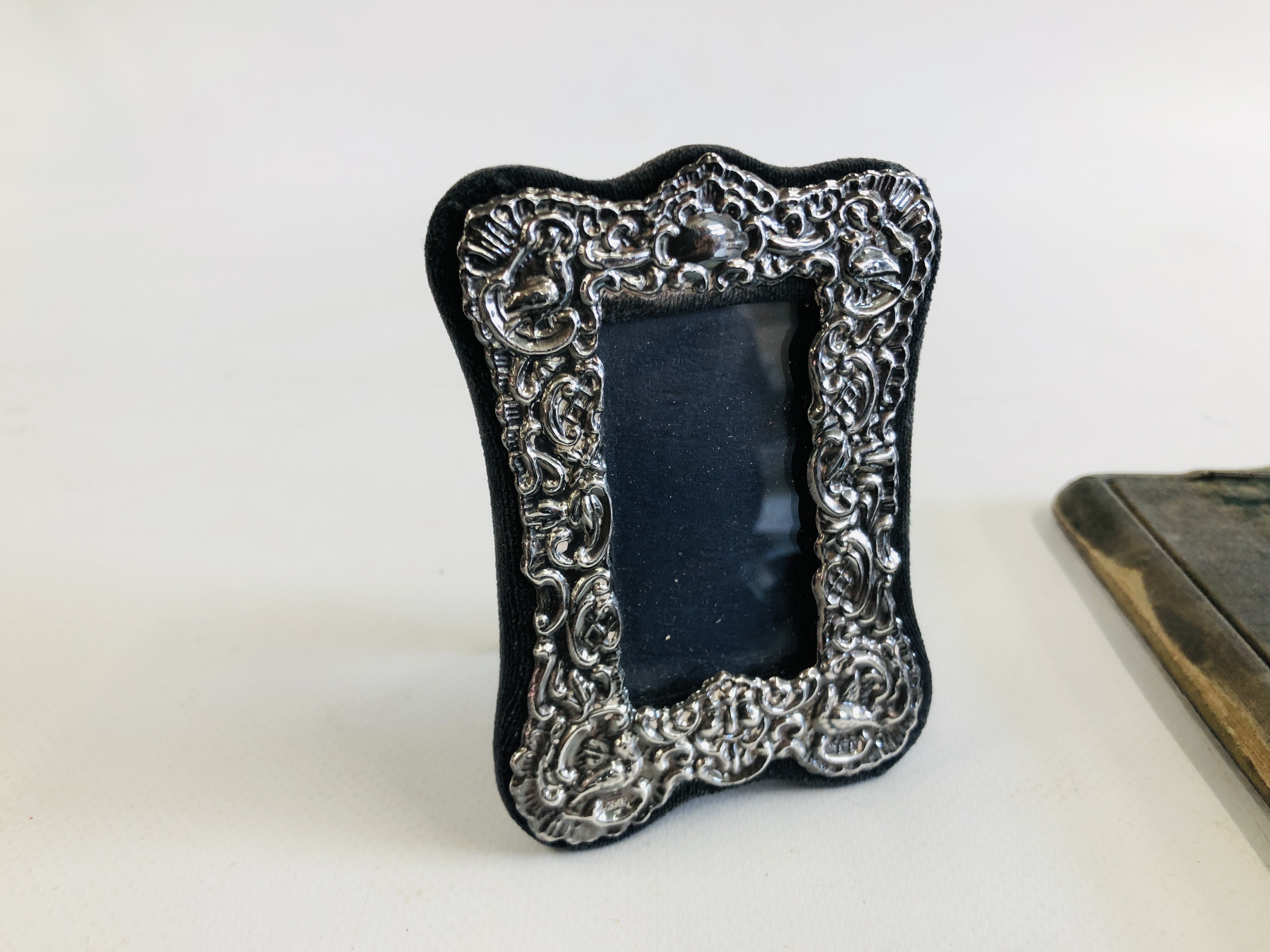 A GROUP OF FOUR ANTIQUE SILVER PHOTO FRAMES TO INCLUDE AN ART NOUVEAU EXAMPLE - Image 13 of 14