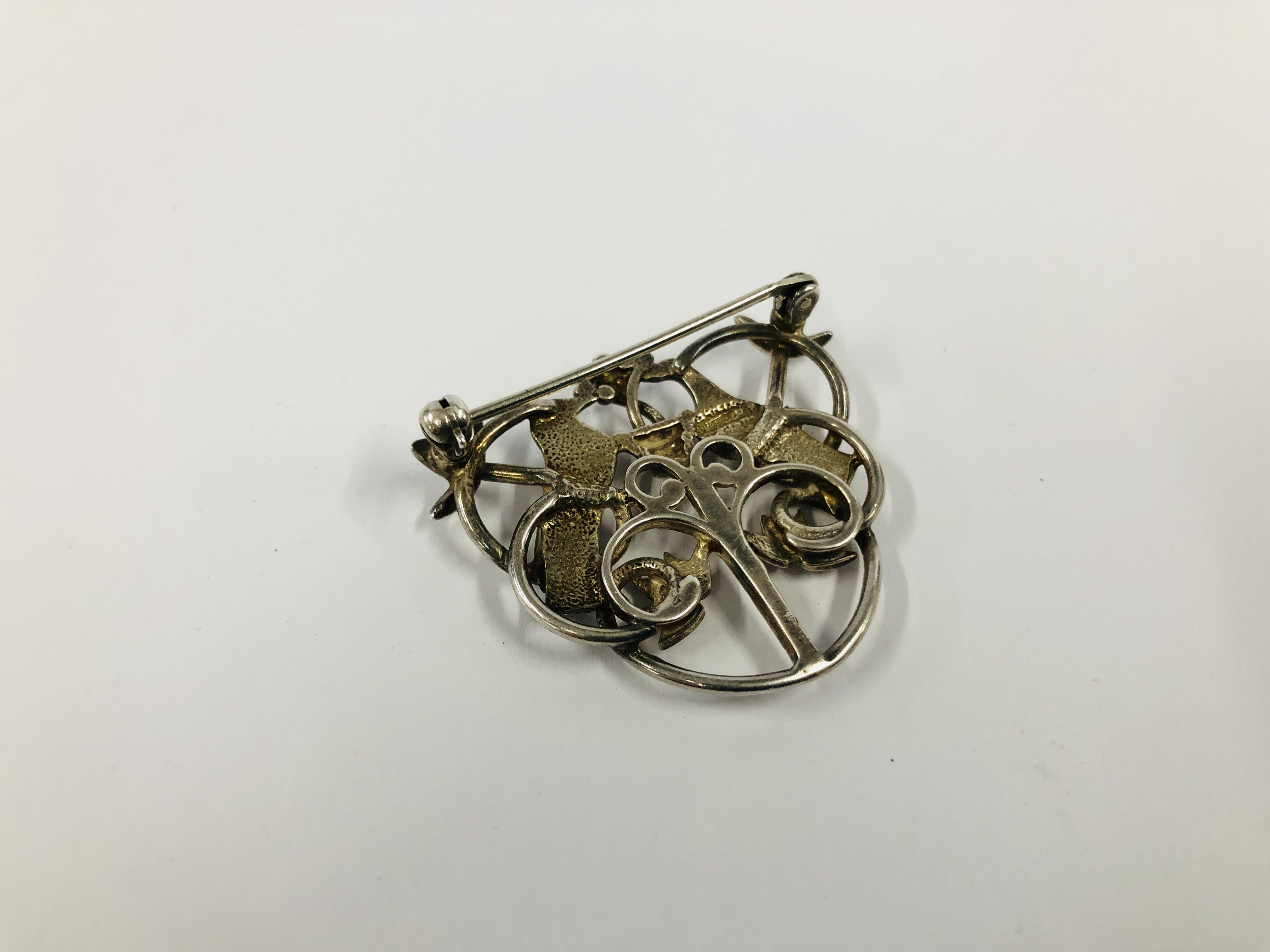 A VINTAGE DESIGNER SILVER BROOCH, - Image 5 of 7