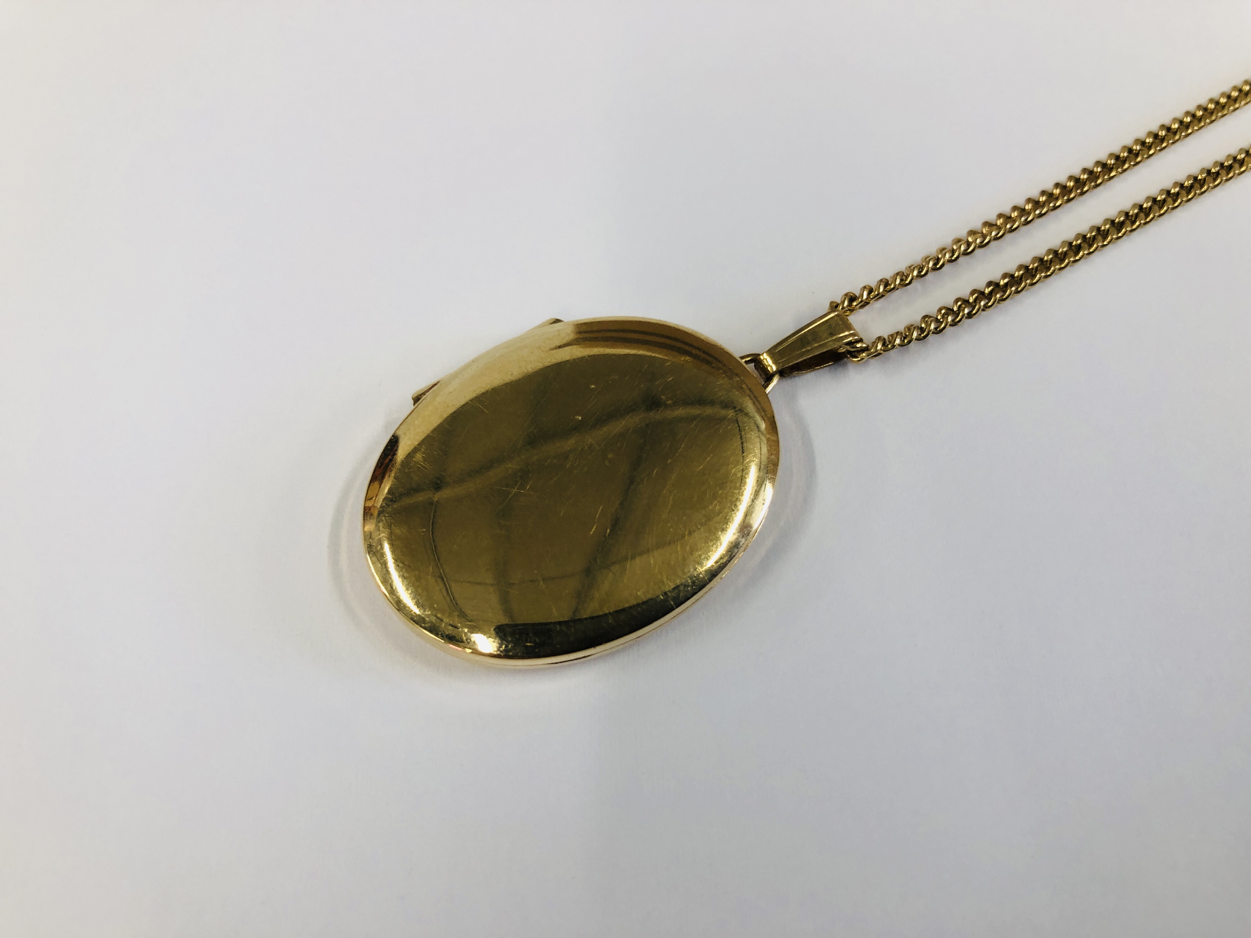 AN OVAL 9CT PHOTO LOCKET ON A FINE 9CT GOLD CHAIN - L 55CM. - Image 2 of 9