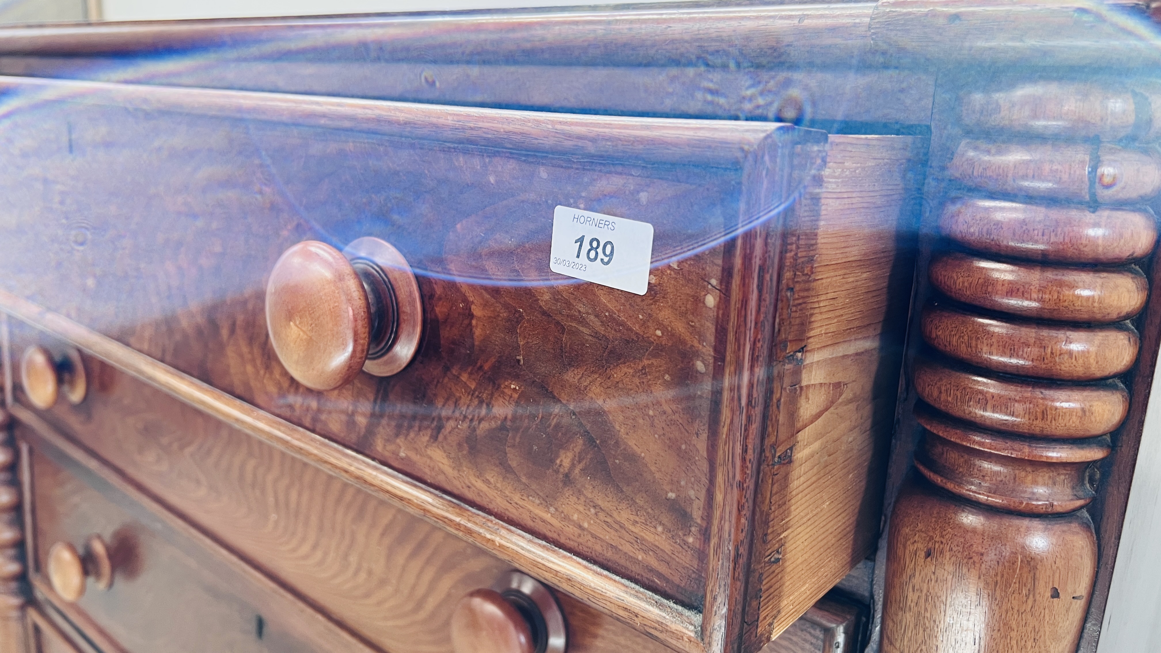 A VICTORIAN MAHOGANY FOUR DRAWER CHEST WITH SPLIT TURNED DETAIL W 106CM, D 51CM, H 98CM. - Image 10 of 12