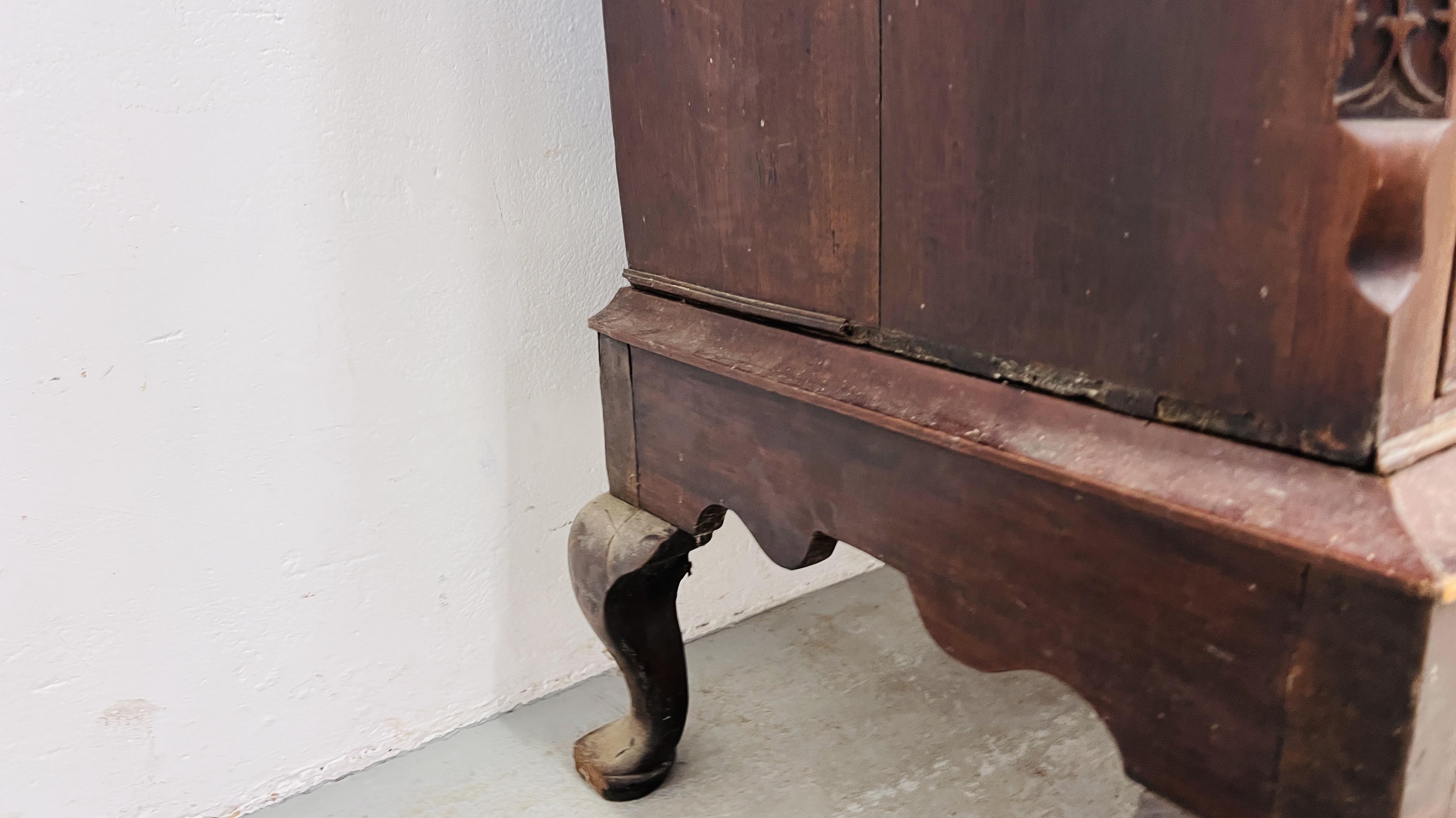 AN ANTIQUE MAHOGANY THREE OVER THREE DRAWER CHEST ON SPLAYED LEG, - Image 12 of 15