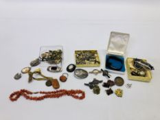 A BOX OF ASSORTED VINTAGE JEWELLERY TO INCLUDE ENAMELLED BADGES, CAMEO,