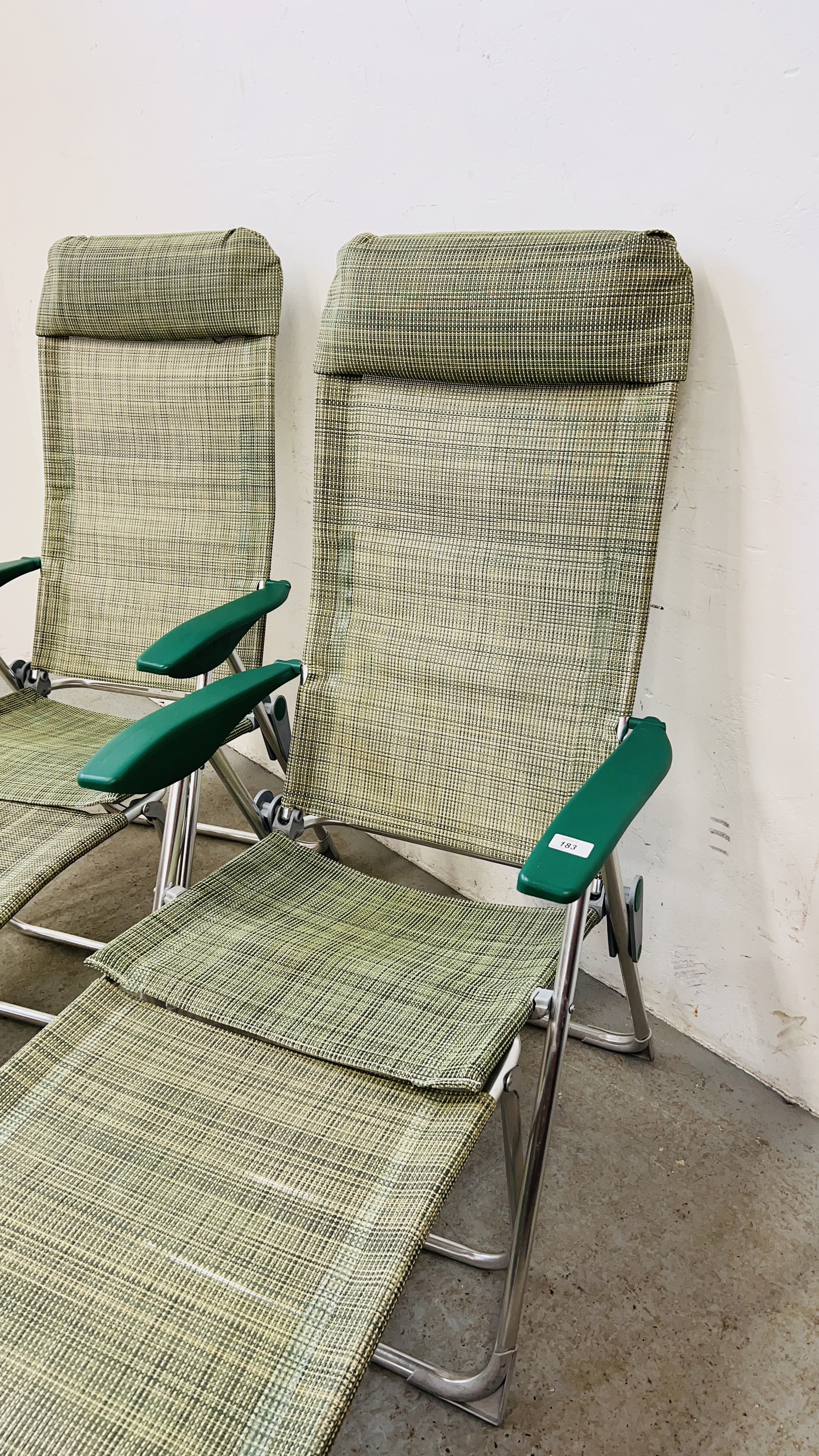 A PAIR OF ALUMINIUM FRAMED FOLDING SUN CHAIRS WITH MATCHING FOLDING FOOT RESTS AND GARDEN PARASOL. - Image 4 of 10