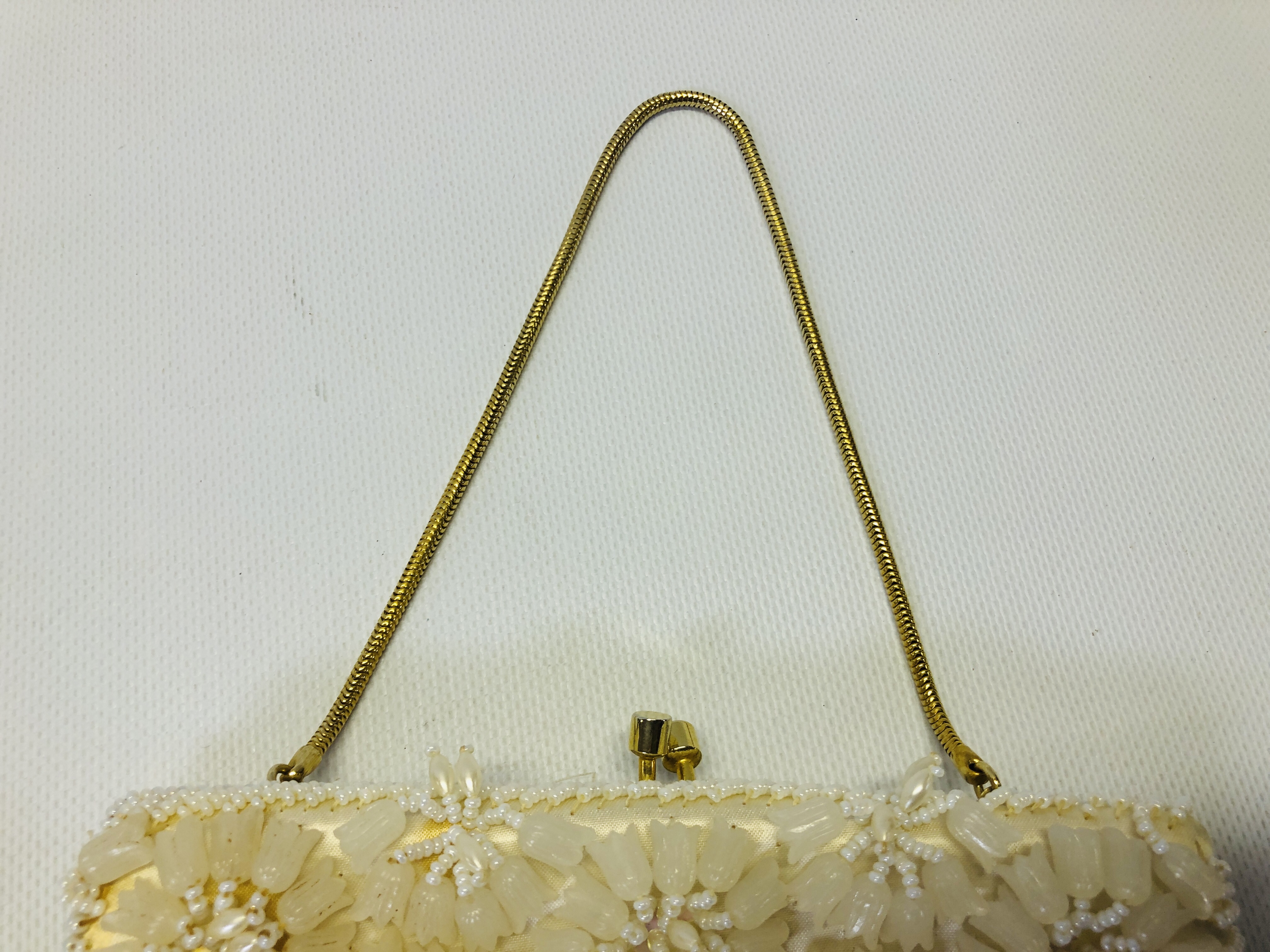 A VINTAGE BEADWORK EVENING BAG ALONG WITH A VINTAGE JEWELLED GILT COMPACT MARKED "VOLUPTE" U.S.A. - Image 3 of 12