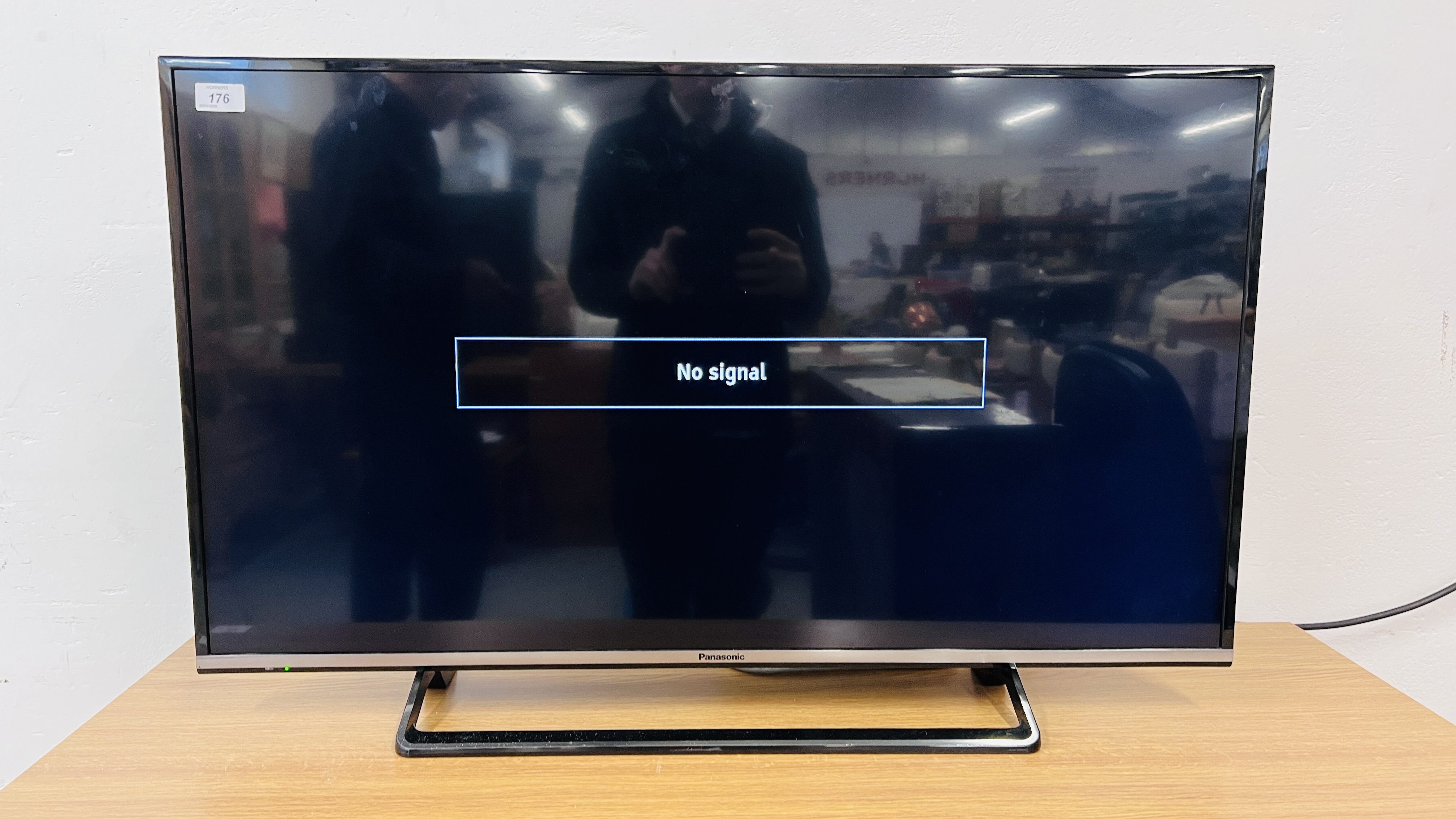 PANASONIC 40 INCH SMART TELEVISION COMPLETE WITH REMOTE - SOLD AS SEEN - Image 8 of 9
