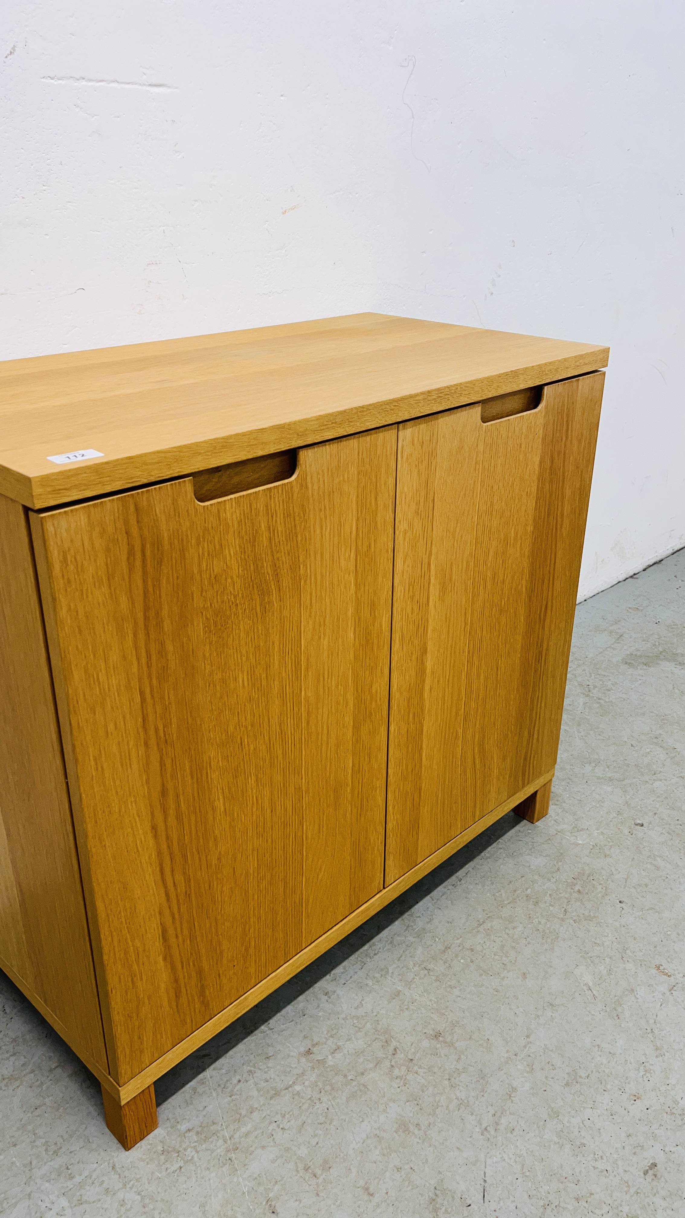 A MODERN LIGHT OAK FINISH TWO DOOR CABINET WITH SHELVED INTERIOR. - Image 5 of 9