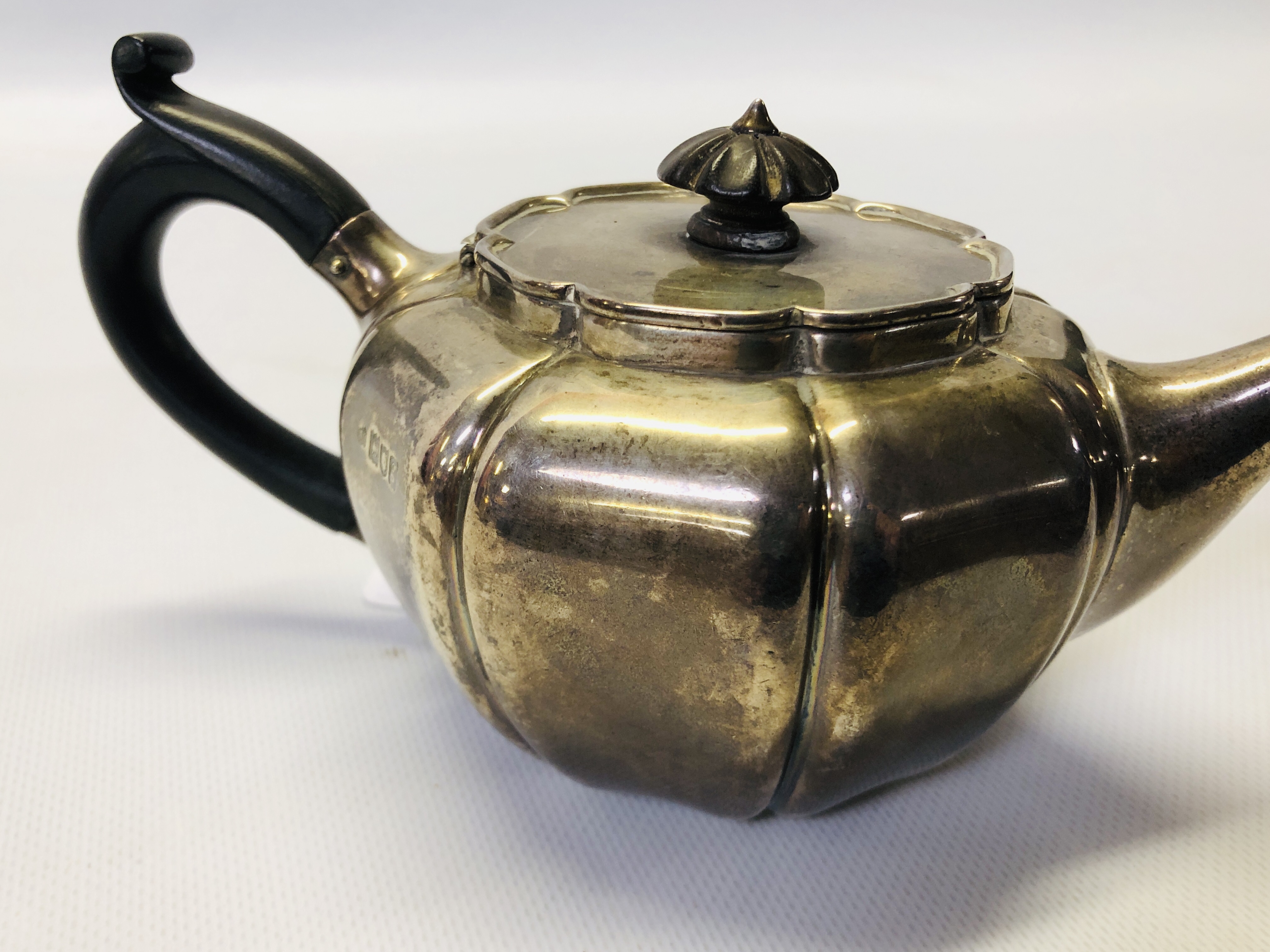 AN EDWARDIAN SILVER TEAPOT BY JOHN VANDER, LON. - Image 8 of 15