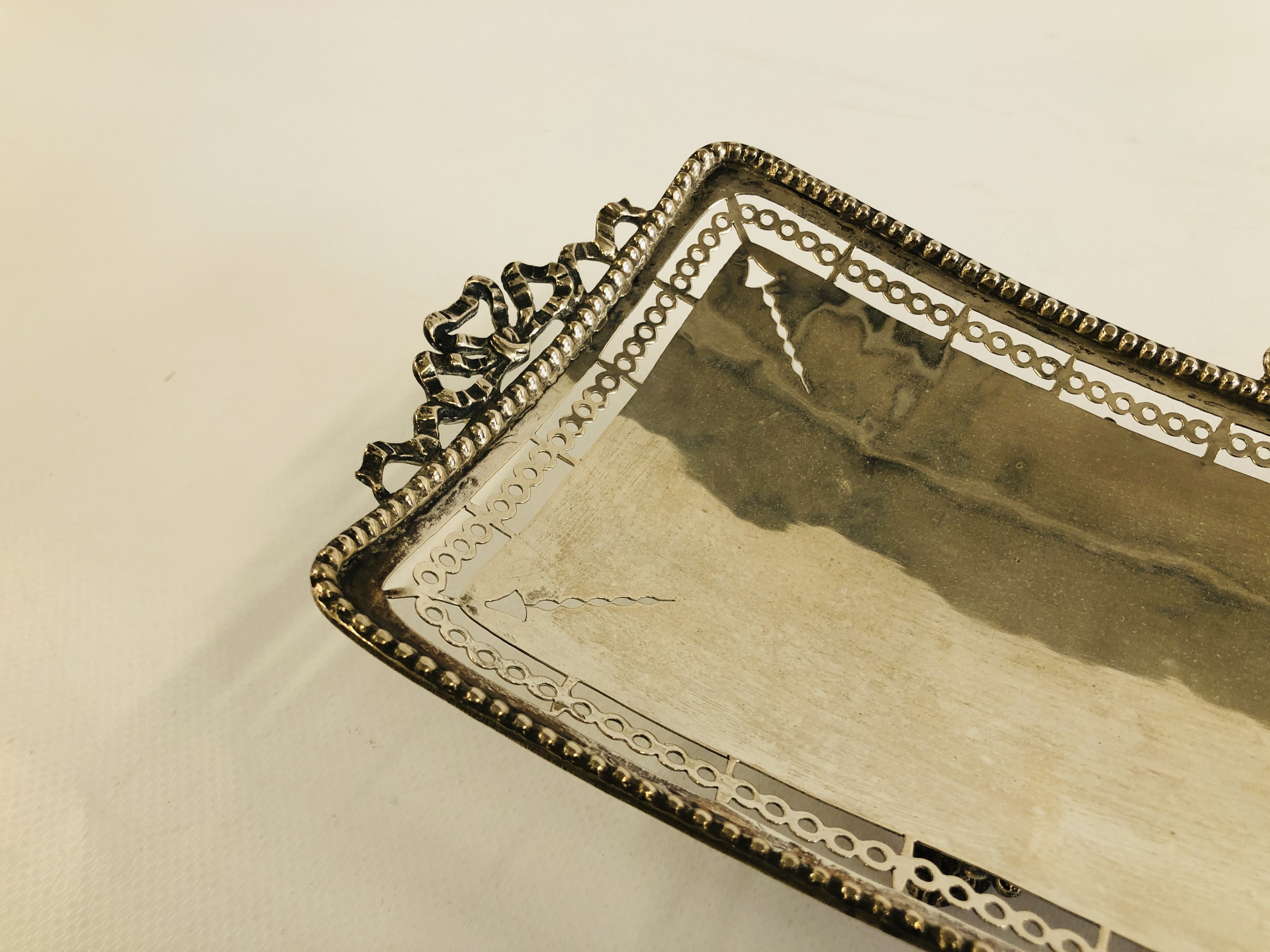 AN ELABORATE SILVER RECTANGULAR DISH, OPEN WORK DETAIL ON FOUR SPLAYED FEET, STAMPED 800, L 33CM, - Image 2 of 12