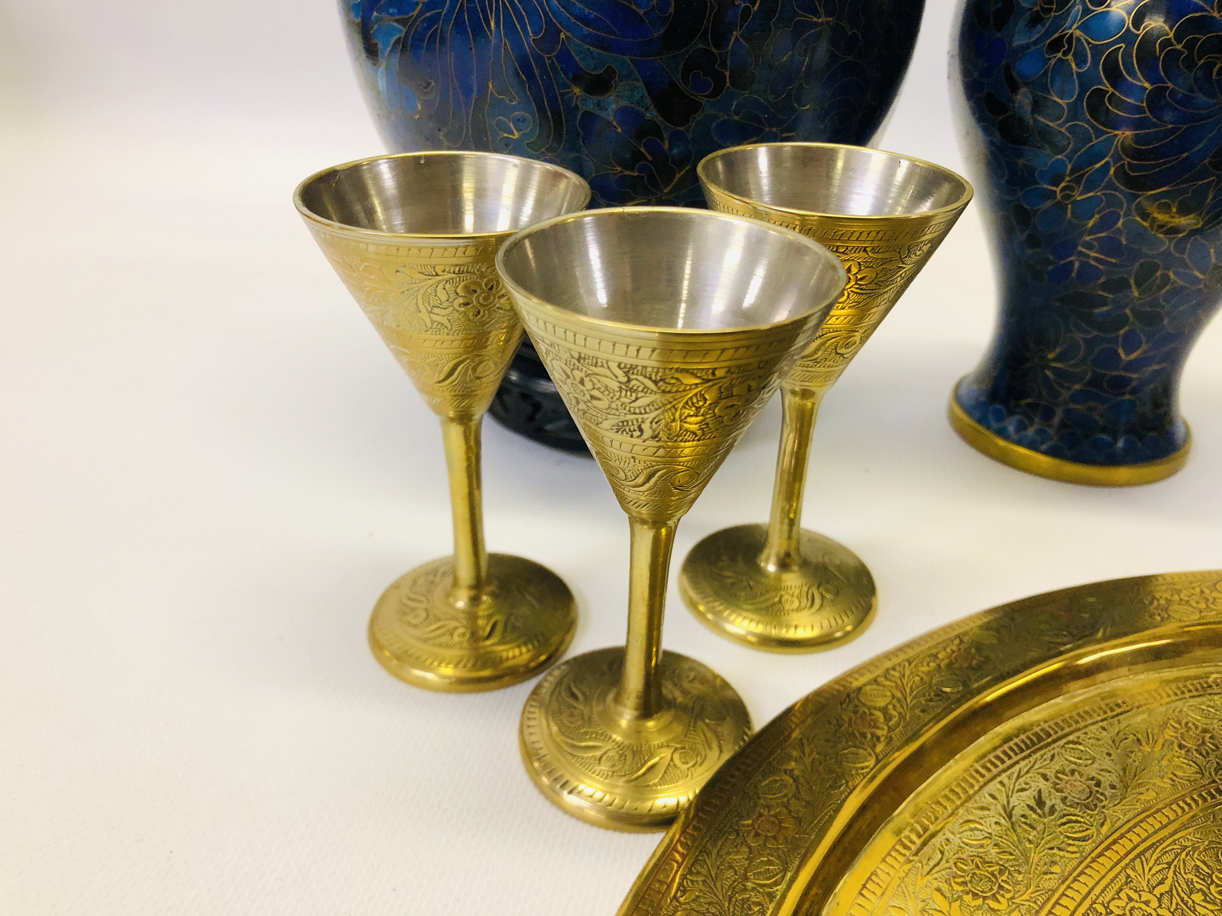 A PAIR OF ORIENTAL BRASS AND BLUE ENAMELLED CLOISONNE COVERED URNS H 20CM AND A PAIR OF MATCHING - Image 4 of 10