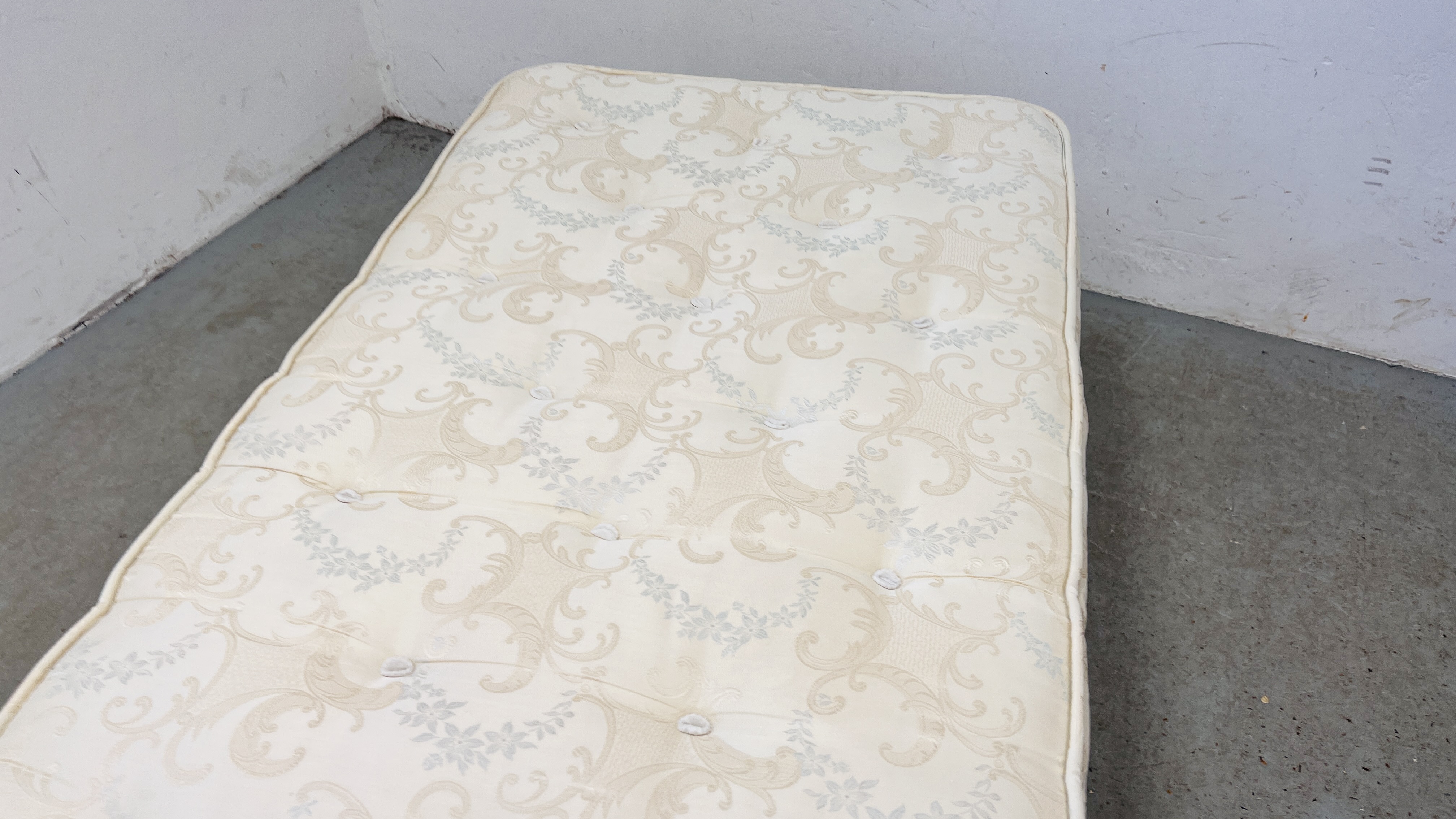 RELYON SINGLE DIVAN BED WITH CHARTWELL HAND MADE POCKET SPRUNG MATTRESS. - Image 4 of 6