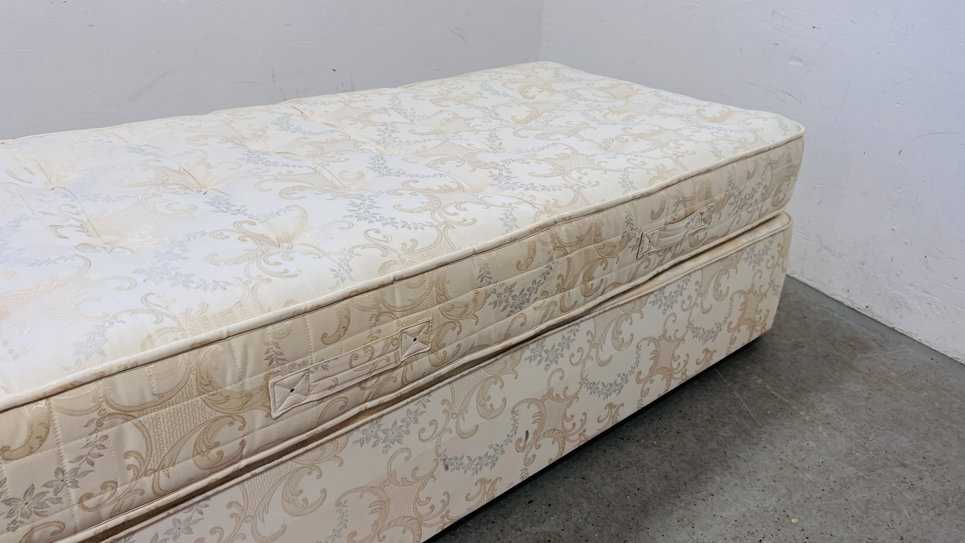 RELYON SINGLE DIVAN BED WITH CHARTWELL HAND MADE POCKET SPRUNG MATTRESS. - Image 5 of 6