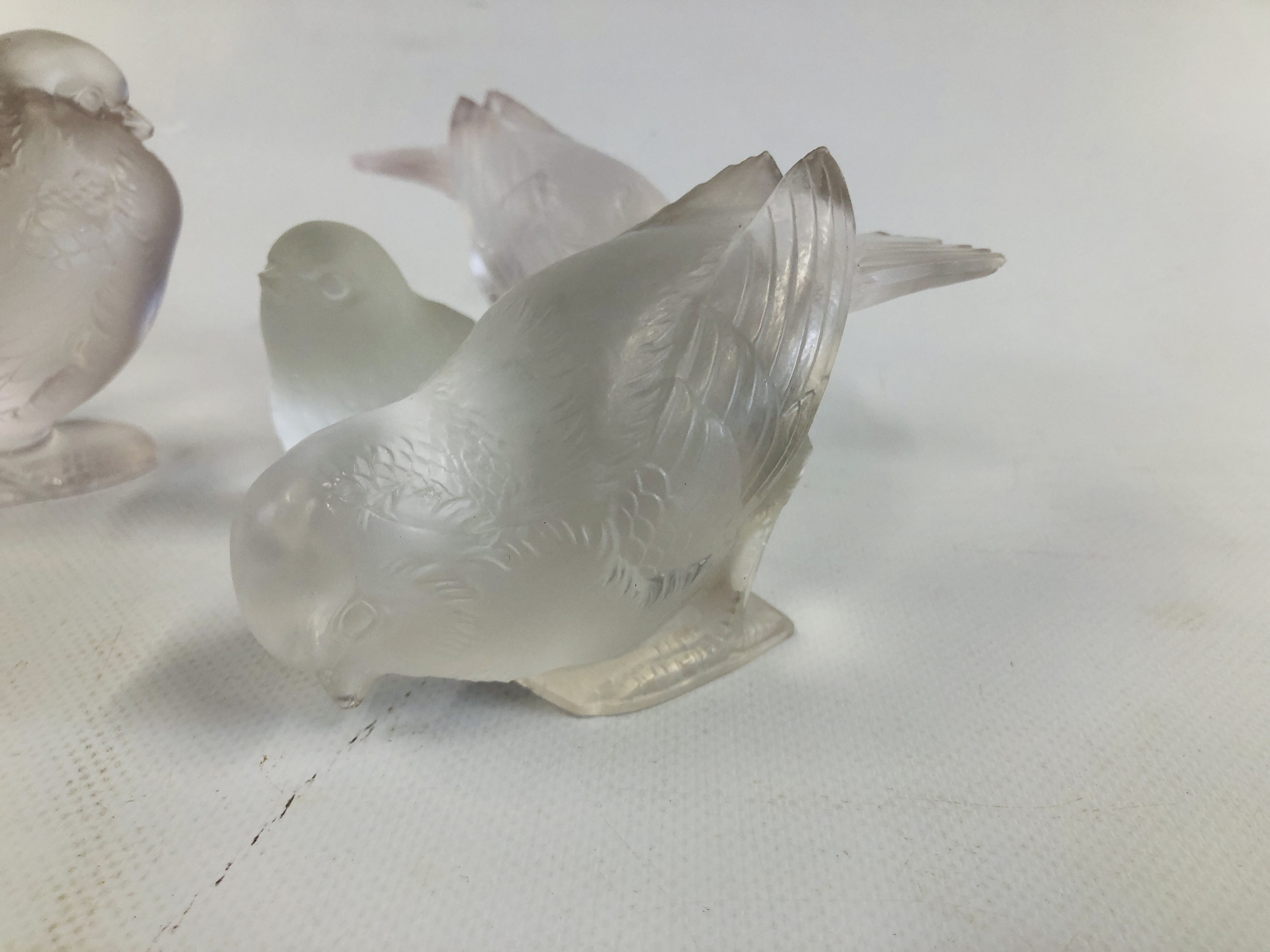 A COLLECTION OF 4 LALIQUE BIRDS A/F ALONG WITH 1 FURTHER FRENCH GLASS BIRD A/F. - Image 8 of 20