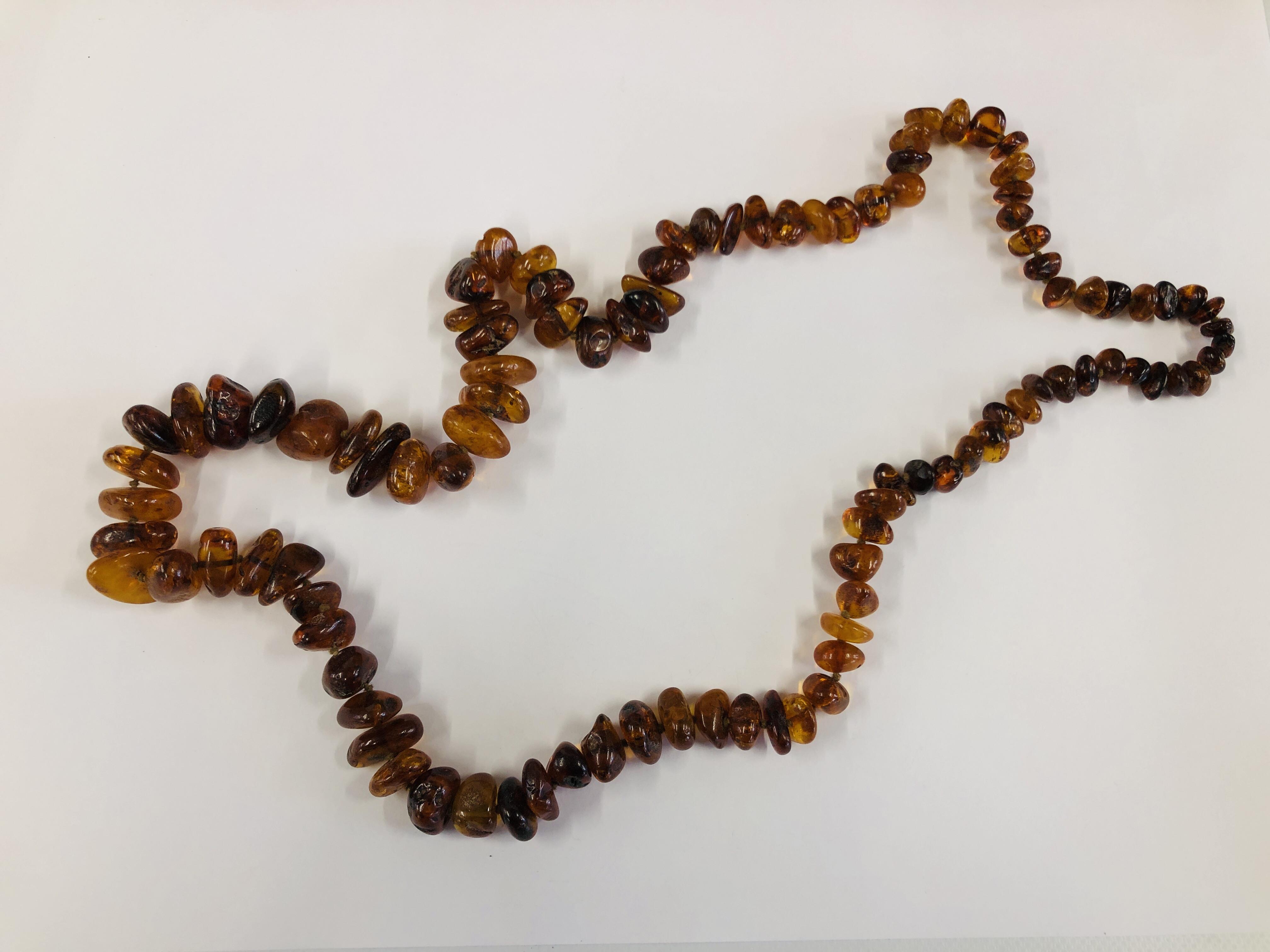 AN IMPRESSIVE STRAND OF POLISHED AMBER L 94CM.