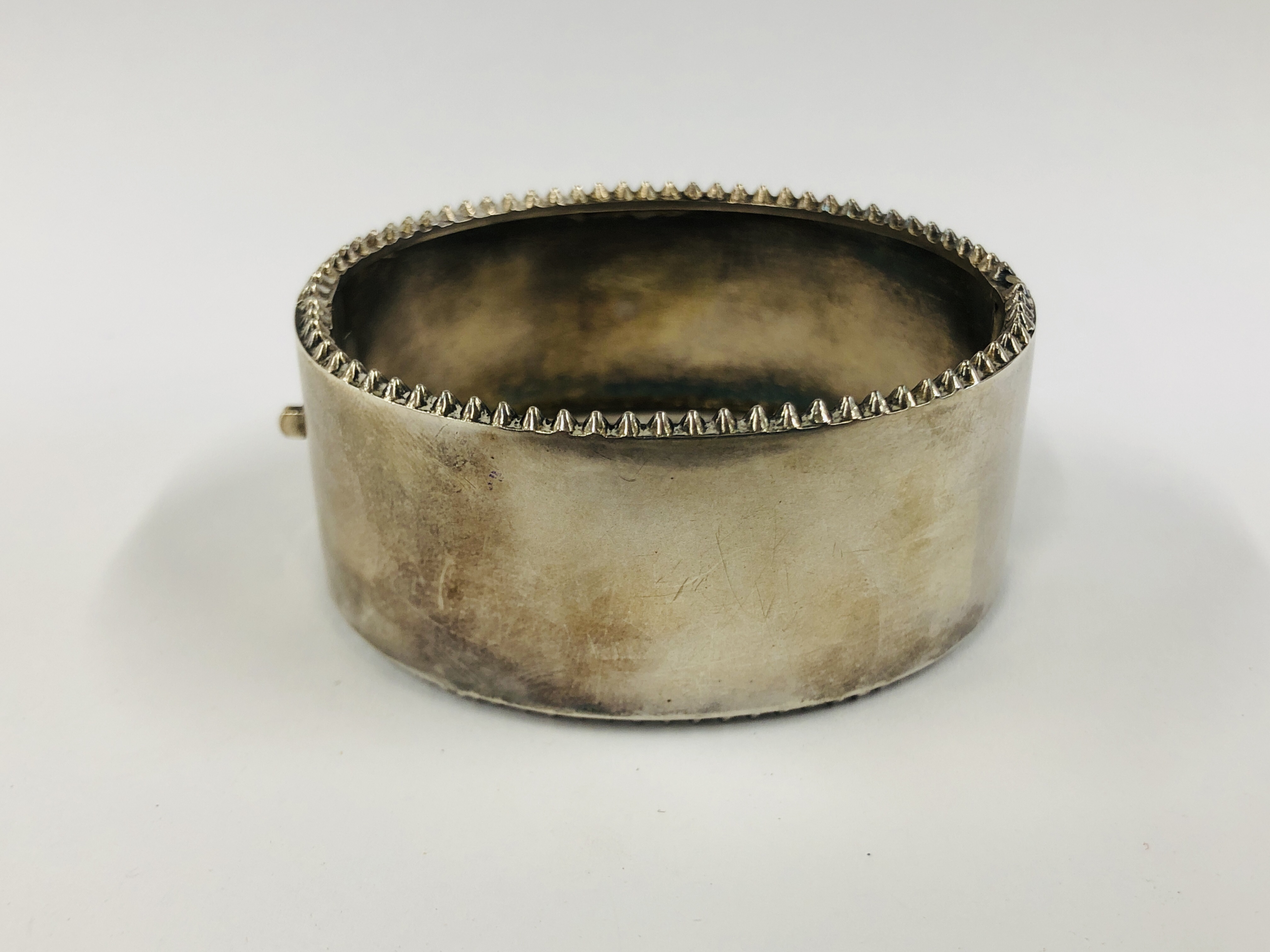 A VINTAGE WHITE METAL ENGRAVED HINGED BANGLE IN AN ANTIQUE GREEN VELVET BOX MARKED "THE ALEX CLARK" - Image 8 of 11