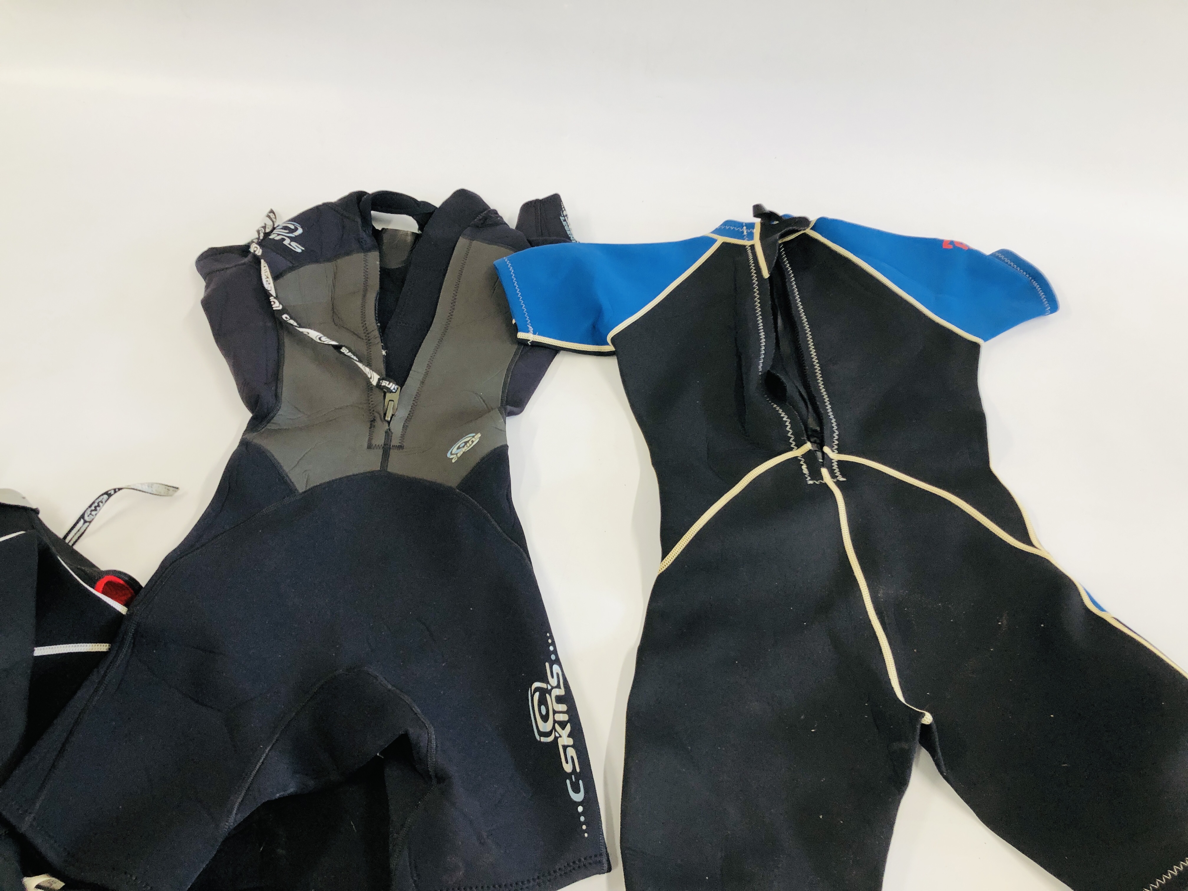A GROUP OF 7 KIDS WET SUITS INCLUDING SIZES 11, 12 AND 8 + VARIOUS WATER SHOES. - Image 11 of 12