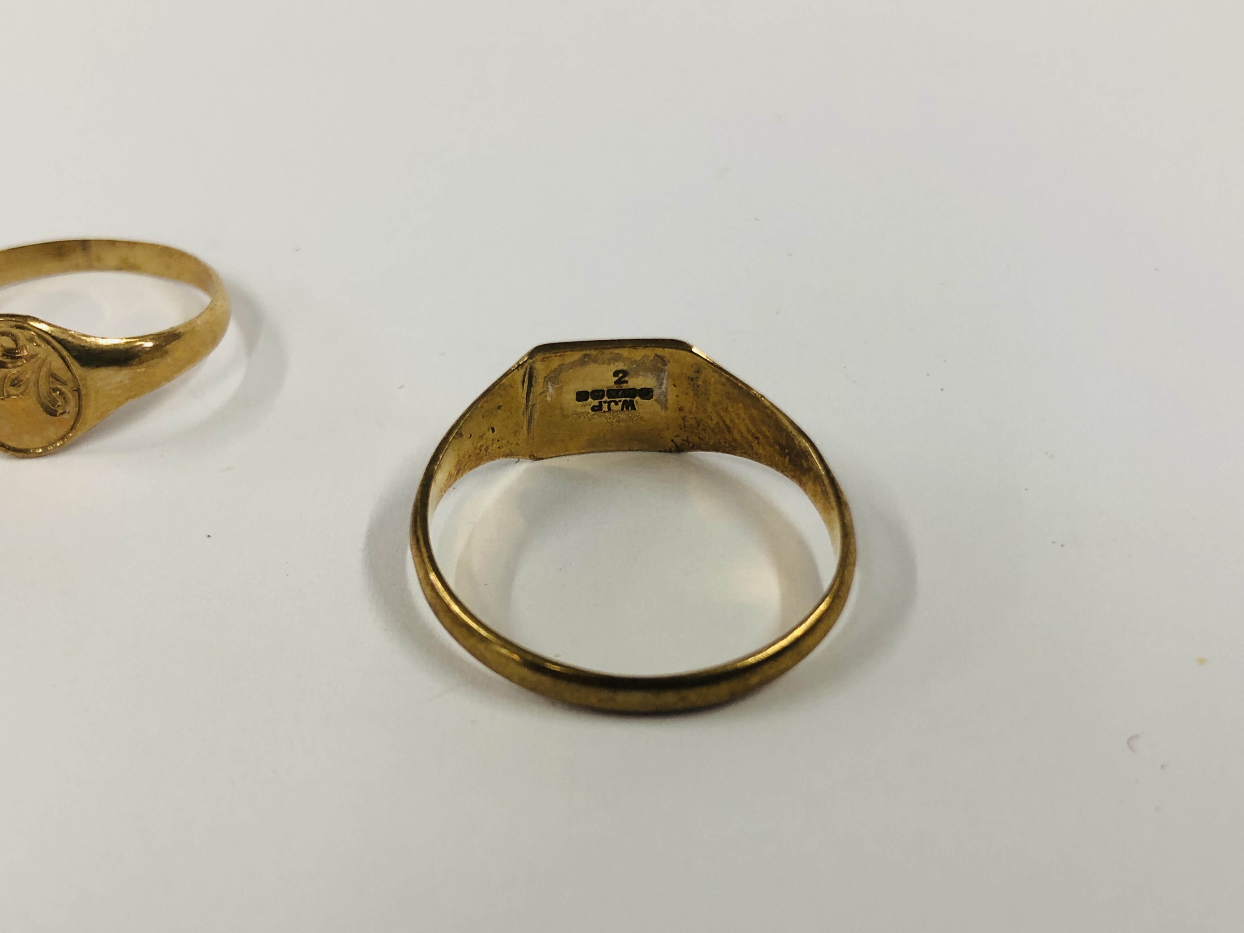 A GROUP OF 3 9CT GOLD RINGS TO INCLUDE A BLACK OVAL HARDSTONE EXAMPLE. - Image 4 of 12