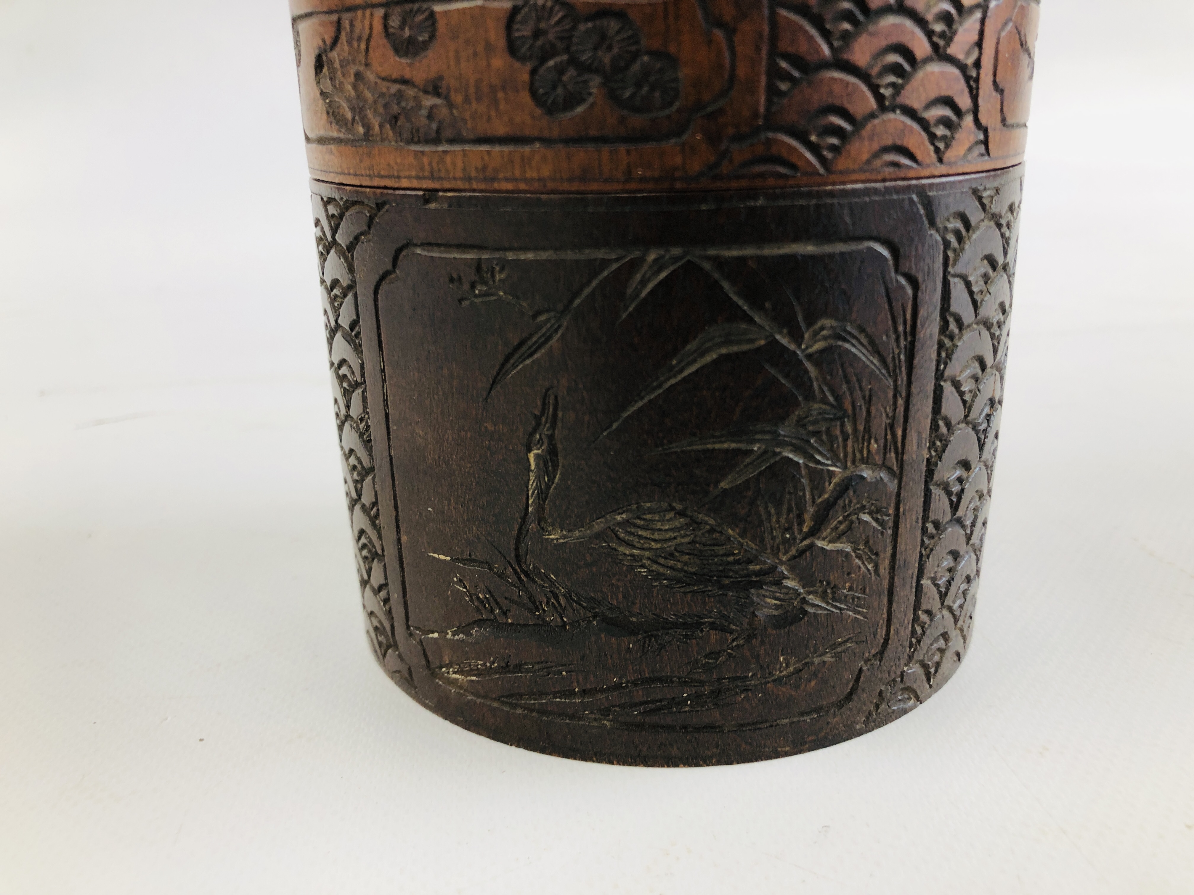 A HAND CARVED CYLINDRICAL DIVISIONAL CONTAINER DECORATED WITH BIRDS AND FOLIAGE - HEIGHT 14CM, - Image 4 of 8