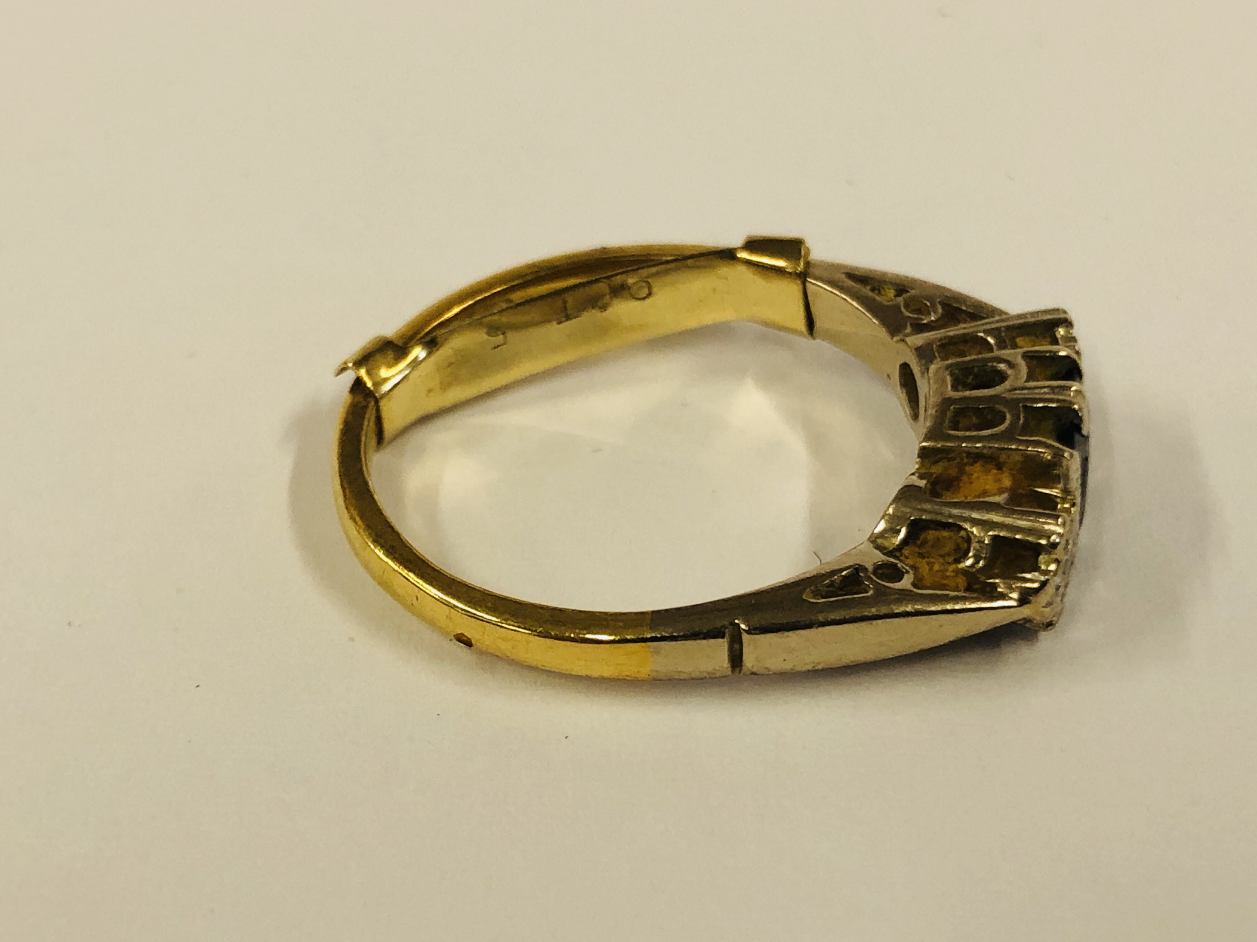 AN 18CT GOLD RING SET WITH CENTRAL BLUE SQUARE STONE AND A DIAMOND TO EITHER SIDE. - Image 3 of 9