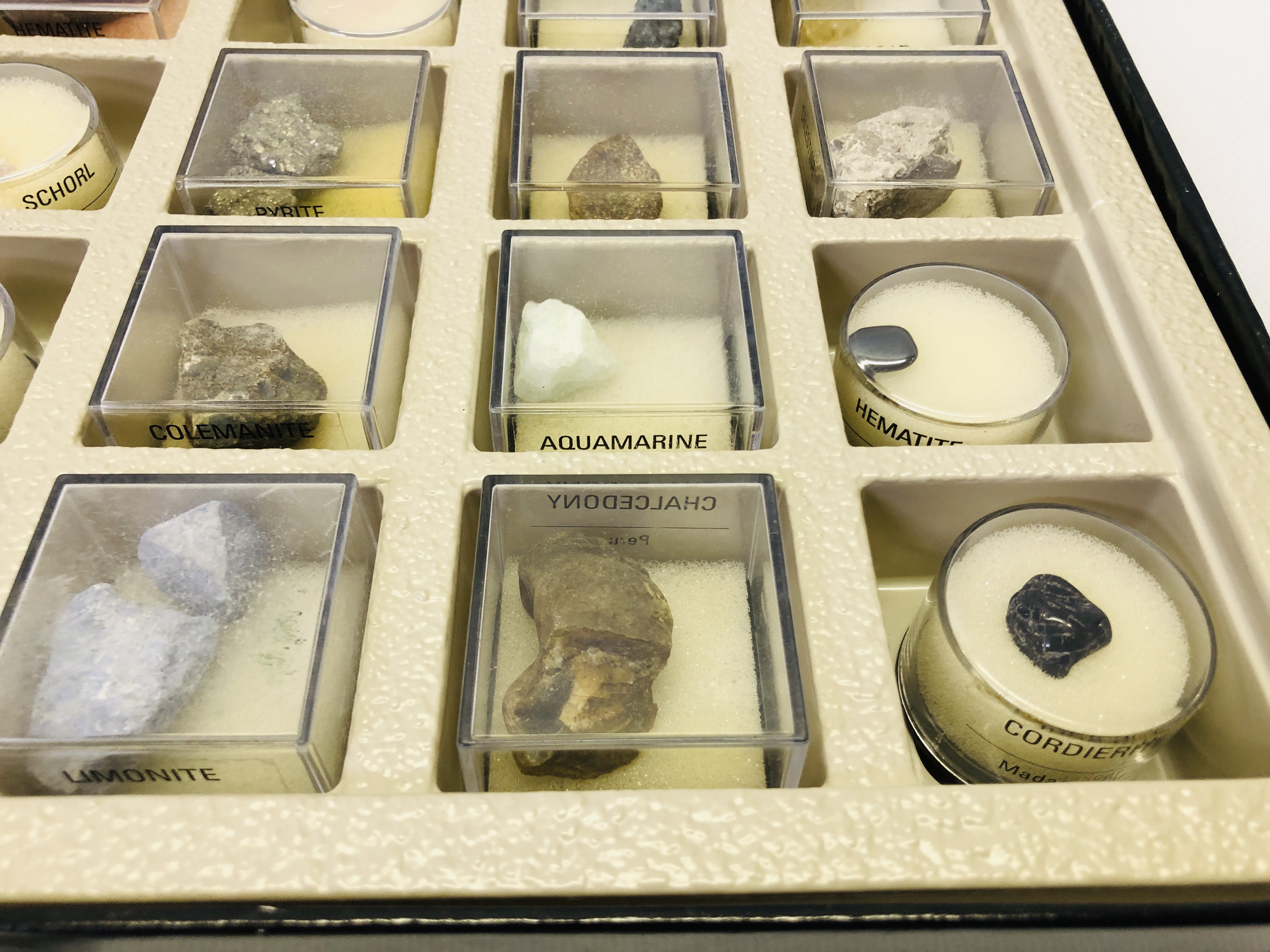 A COLLECTION OF ASSORTED MINERAL SAMPLES TO INCLUDE AQUAMARINE, TIGERS EYE, EMERALD, AMETHYST ETC. - Image 8 of 8