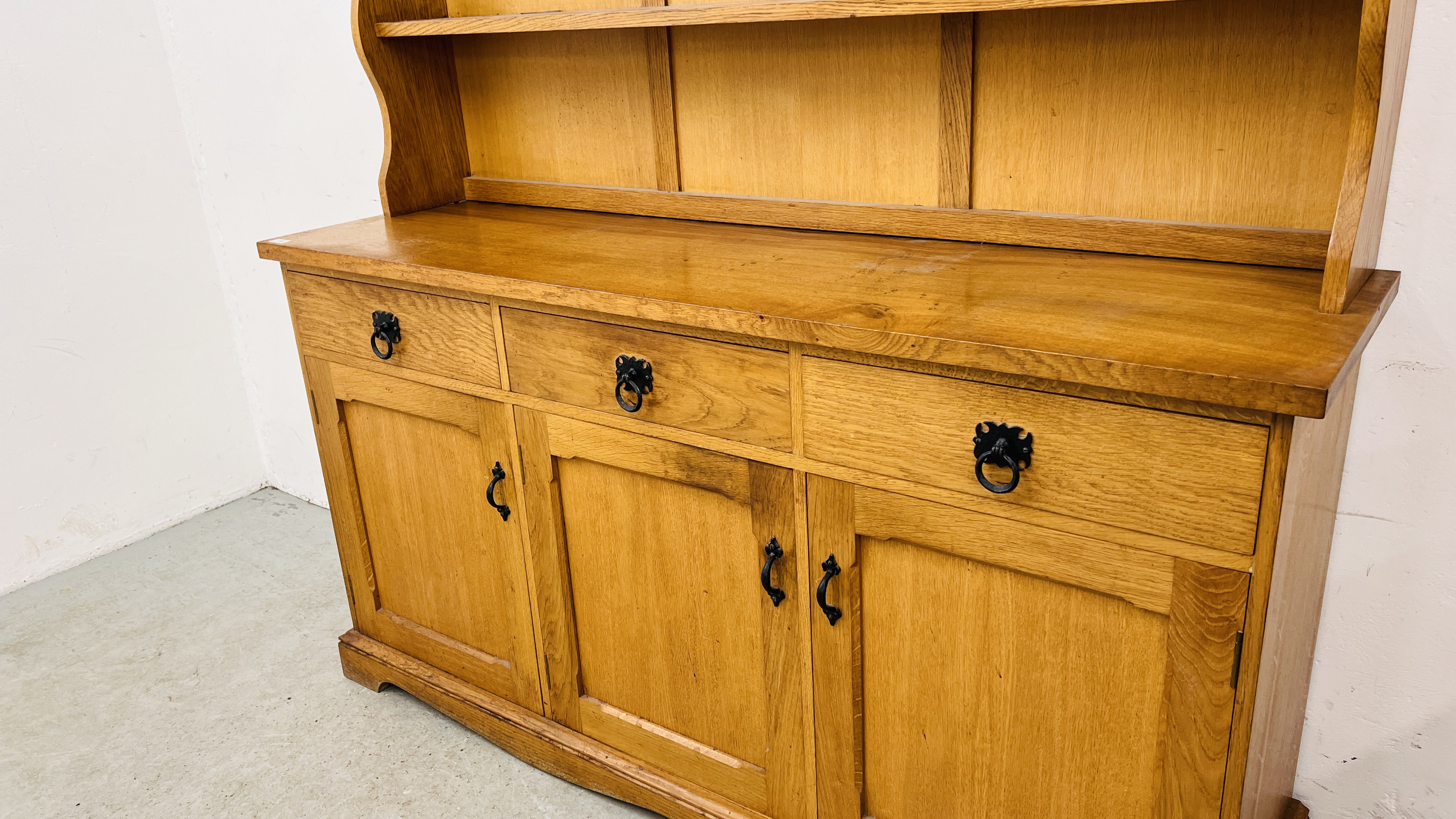 A HEAVY LIGHT OAK FINISH THREE DRAWER THREE DOOR WELSH STYLE DRESSER LENGTH 162CM. DEPTH 46CM. - Image 8 of 10