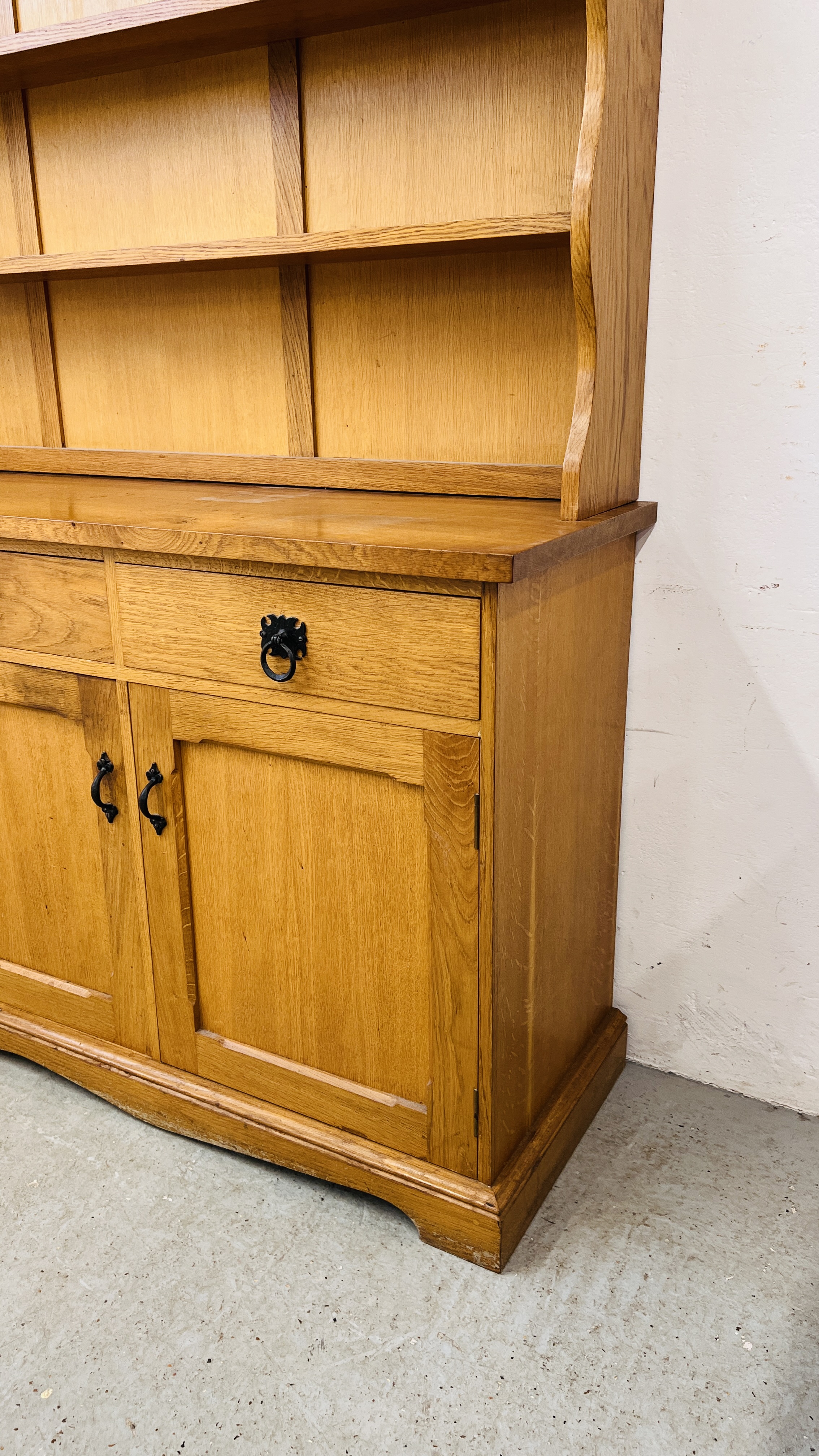 A HEAVY LIGHT OAK FINISH THREE DRAWER THREE DOOR WELSH STYLE DRESSER LENGTH 162CM. DEPTH 46CM. - Image 6 of 10