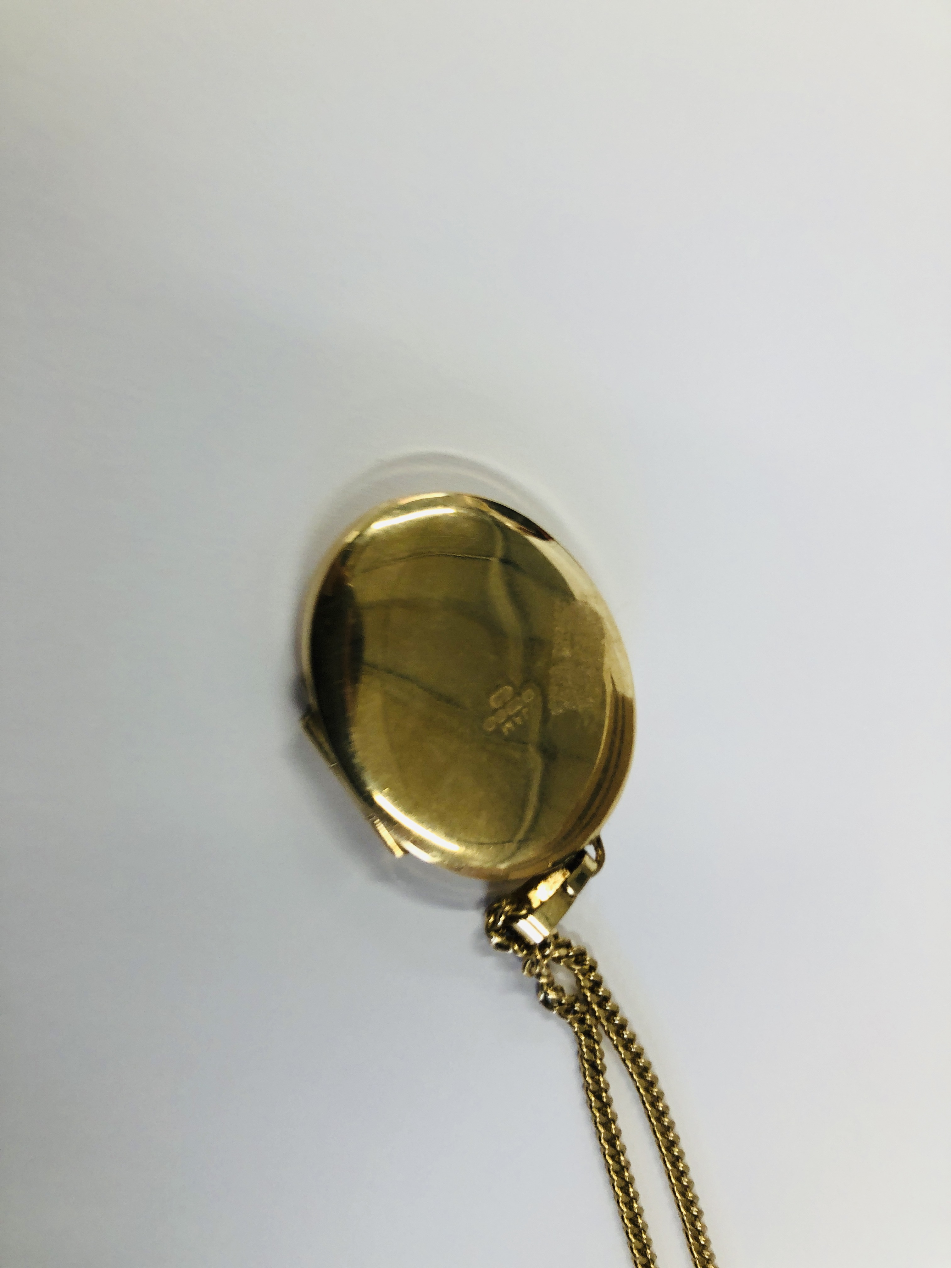 AN OVAL 9CT PHOTO LOCKET ON A FINE 9CT GOLD CHAIN - L 55CM. - Image 7 of 9