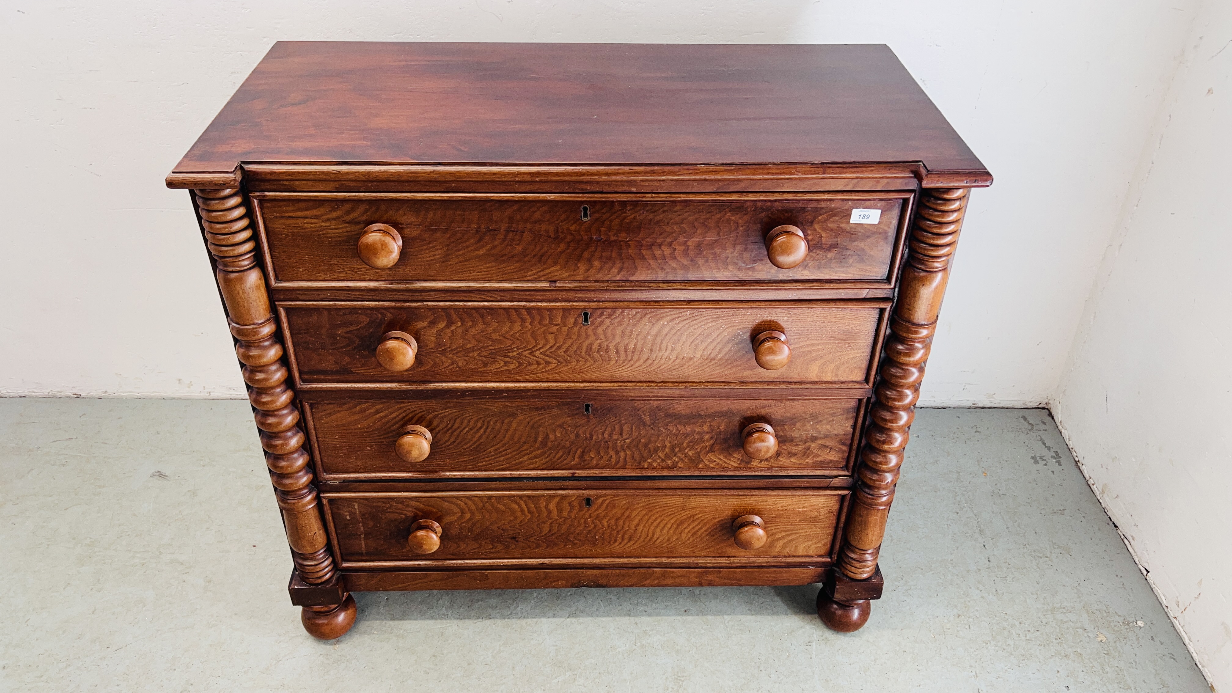 A VICTORIAN MAHOGANY FOUR DRAWER CHEST WITH SPLIT TURNED DETAIL W 106CM, D 51CM, H 98CM. - Image 2 of 12