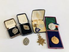 AN ASSORTMENT OF 9 VARIOUS VINTAGE MEDALS AND BADGES TO INCLUDE SILVER FOBS, 1915-15 STAR WAR MEDAL,