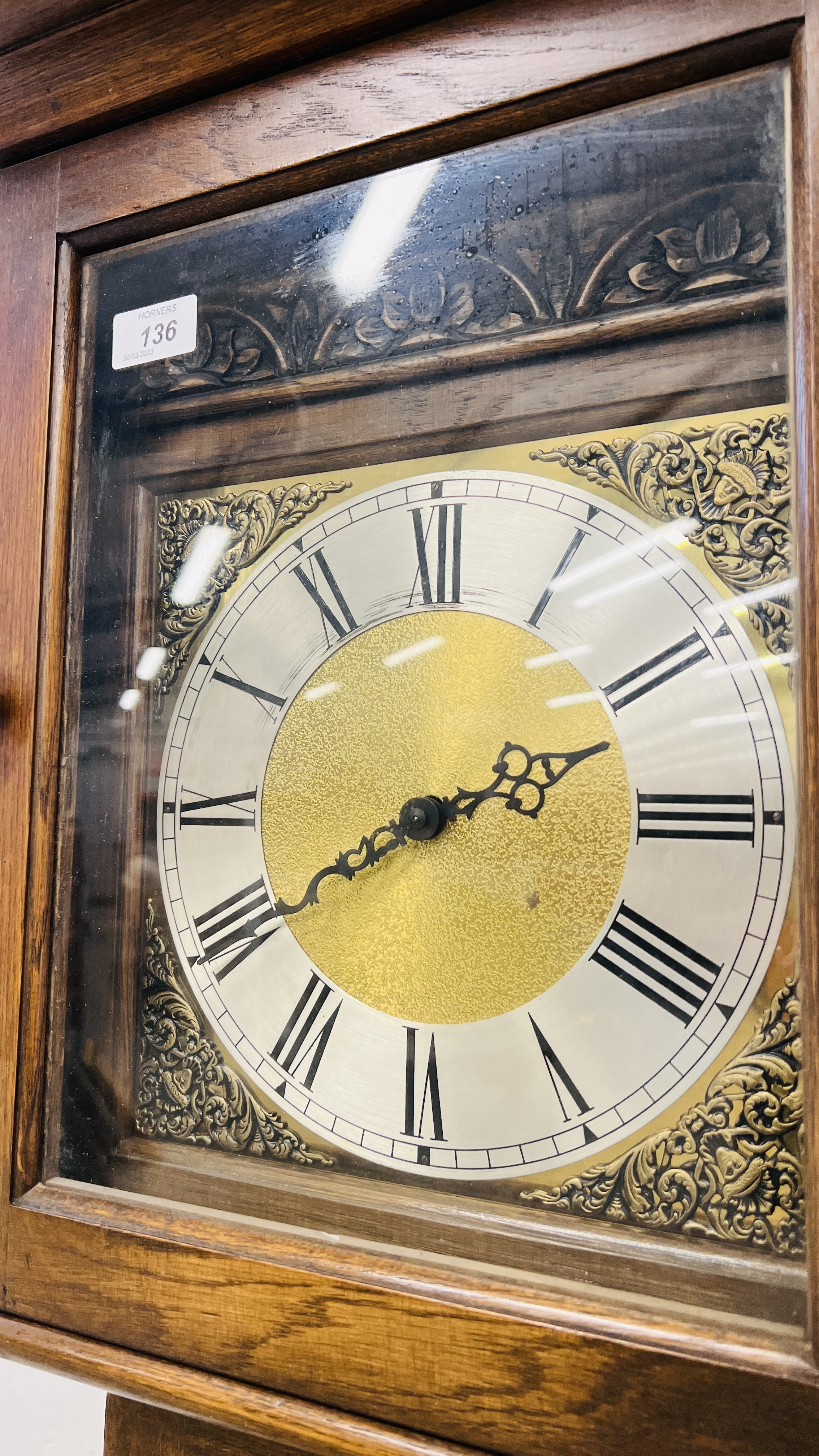 A REPRODUCTION OAK LONG CASE CLOCK WITH LINEN FOLD DETAIL. - Image 4 of 7