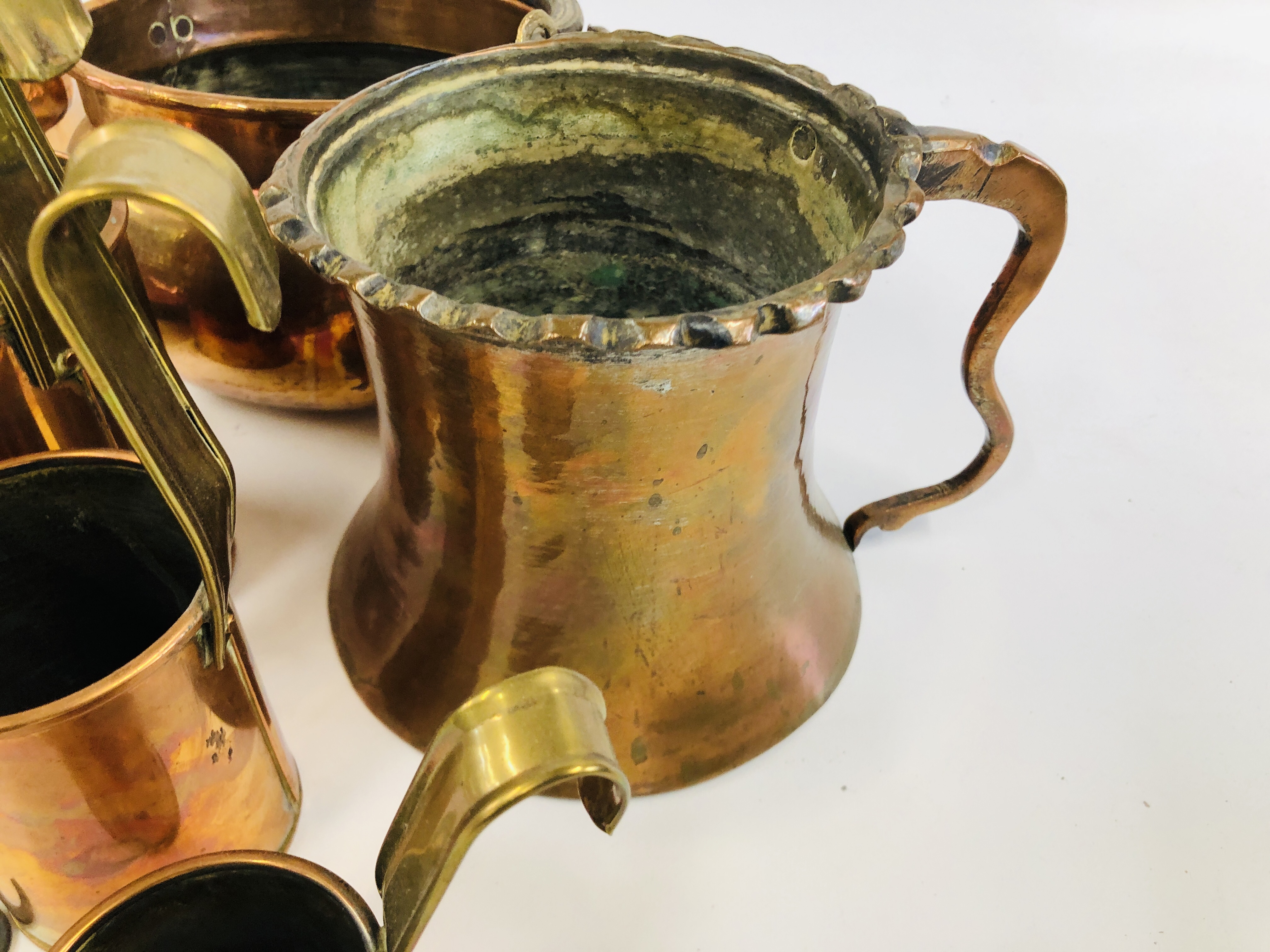 A COLLECTION OF BRASS AND COPPERWARES TO INCLUDE LARGE COPPER KETTLE, COPPER SKILLET, - Image 3 of 9