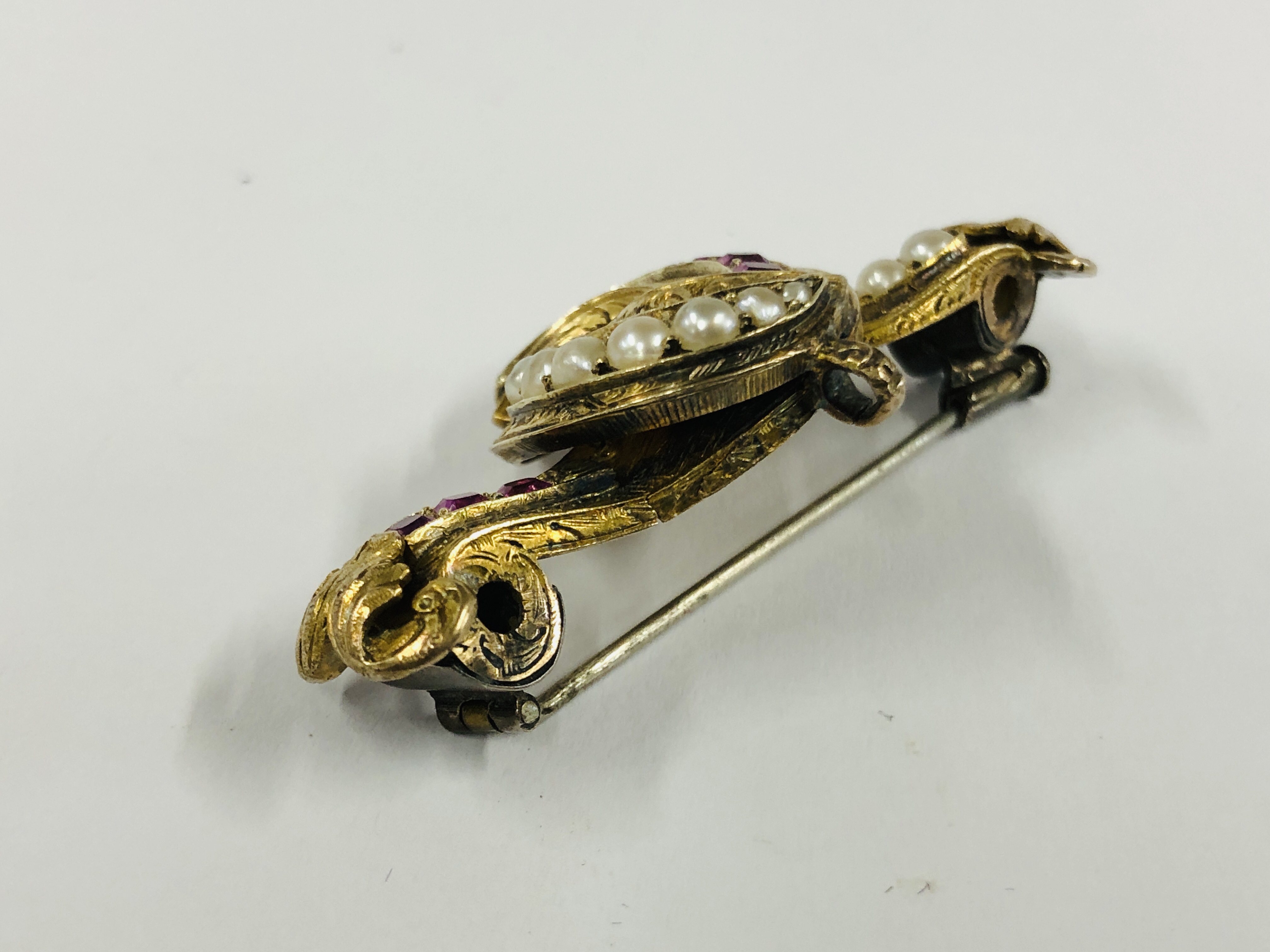 AN ANTIQUE GILT METAL PENDANT BROOCH SET WITH GARNETS & SEED PEARLS - L 5CM. - Image 6 of 11