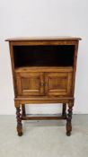 A SMALL OAK OPEN SHELVED CABINET ON 2 DOOR BASE SUPPORTED BY BARLEY TWIST LEGS - W 54CM X D 34CM X