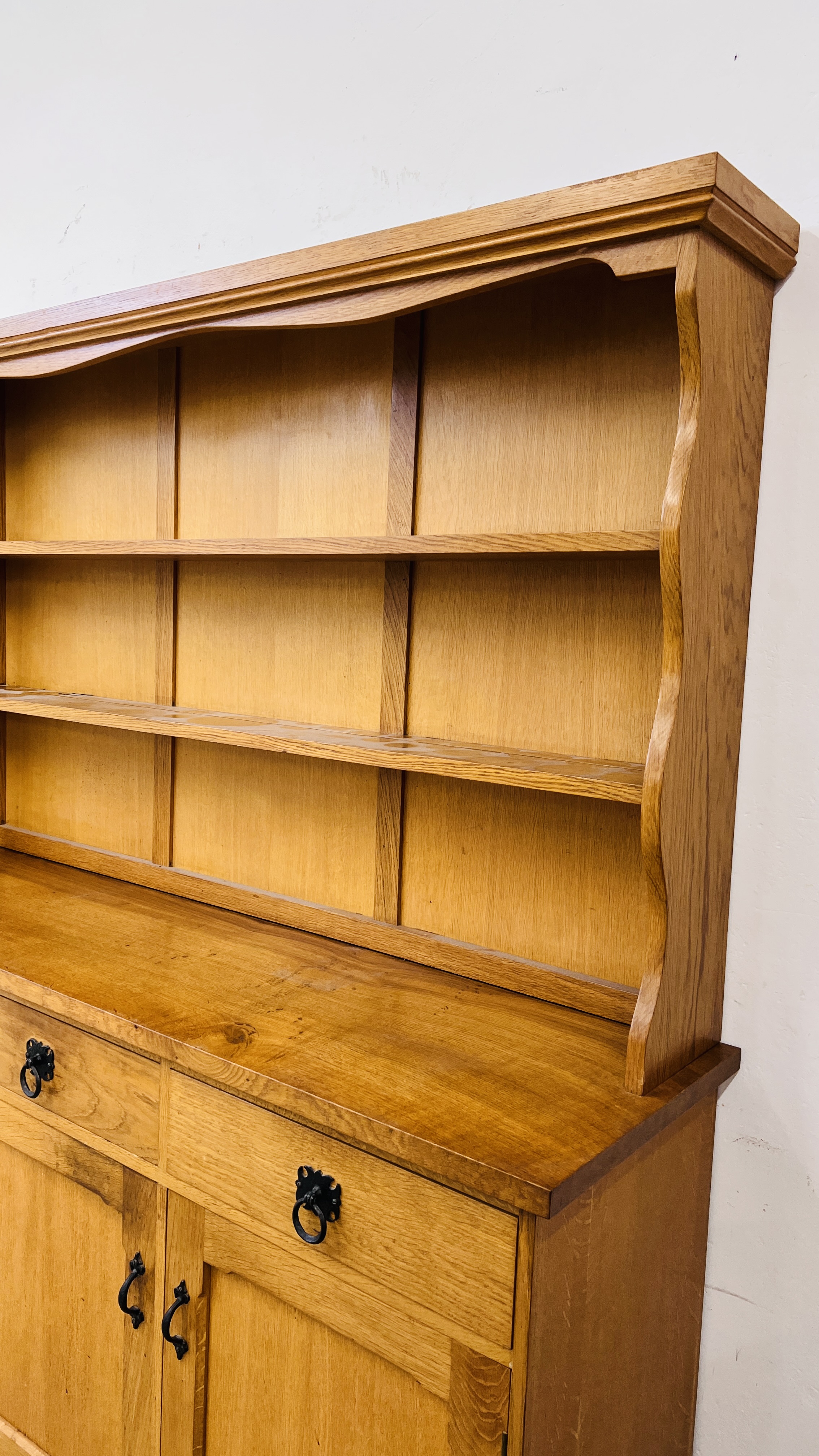 A HEAVY LIGHT OAK FINISH THREE DRAWER THREE DOOR WELSH STYLE DRESSER LENGTH 162CM. DEPTH 46CM. - Image 7 of 10