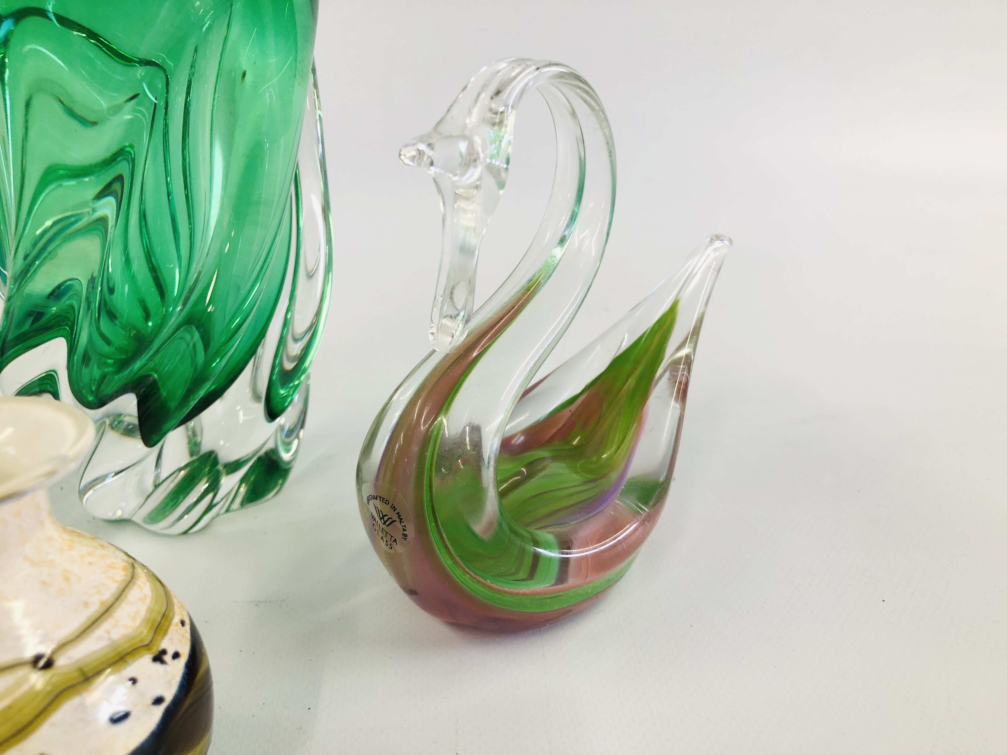 A GROUP OF ART GLASS TO INCLUDE A SMALL STUDIO GLASS VASE MARKED "GOZO" H 7.5CM. - Image 4 of 7
