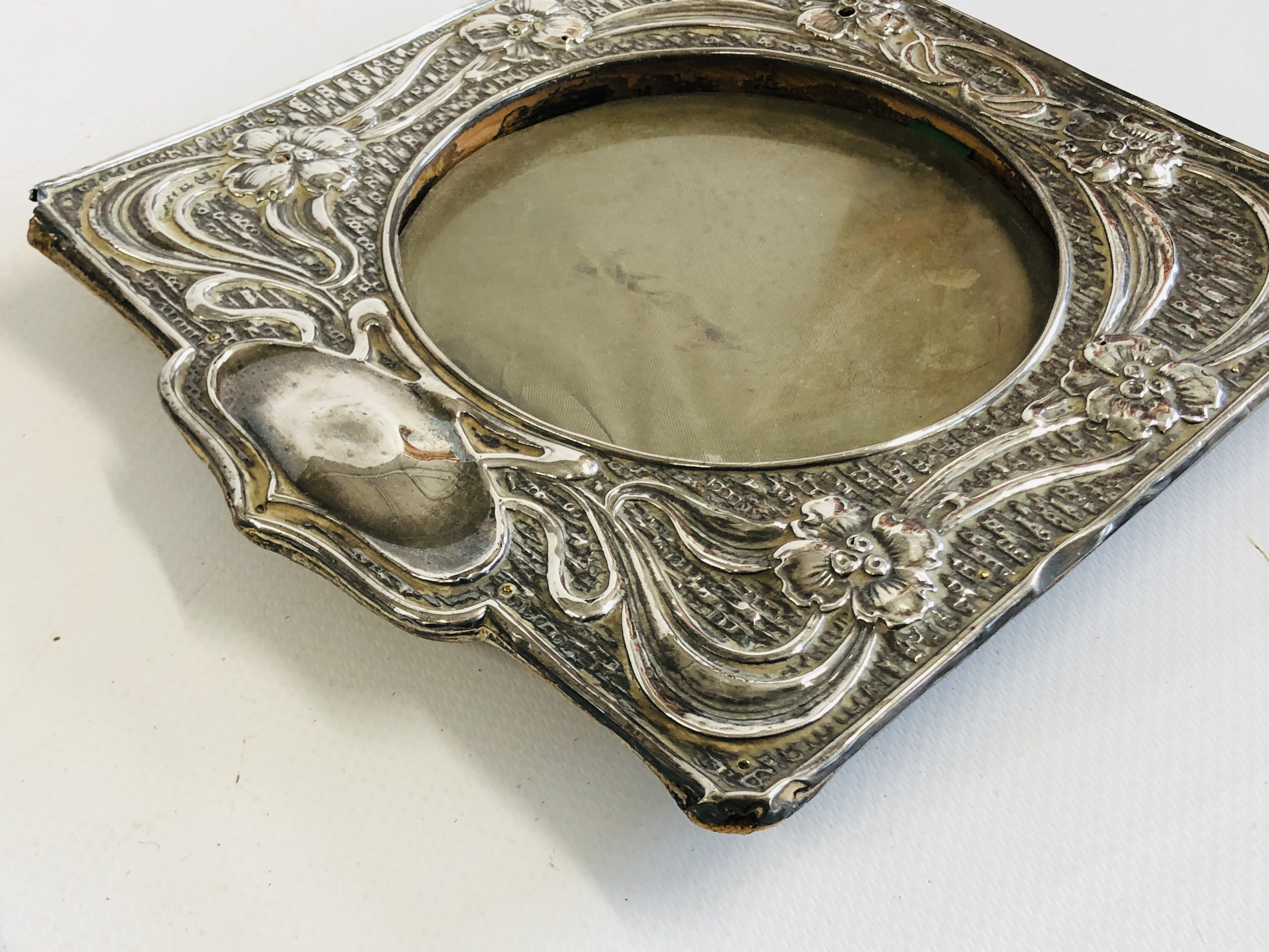 A GROUP OF FOUR ANTIQUE SILVER PHOTO FRAMES TO INCLUDE AN ART NOUVEAU EXAMPLE - Image 6 of 14