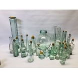 A COLLECTION OF ASSORTED GLASSWARE TO INCLUDE AN EXTENSIVE COLLECTION OF DECORATIVE GLASS BOTTLES,