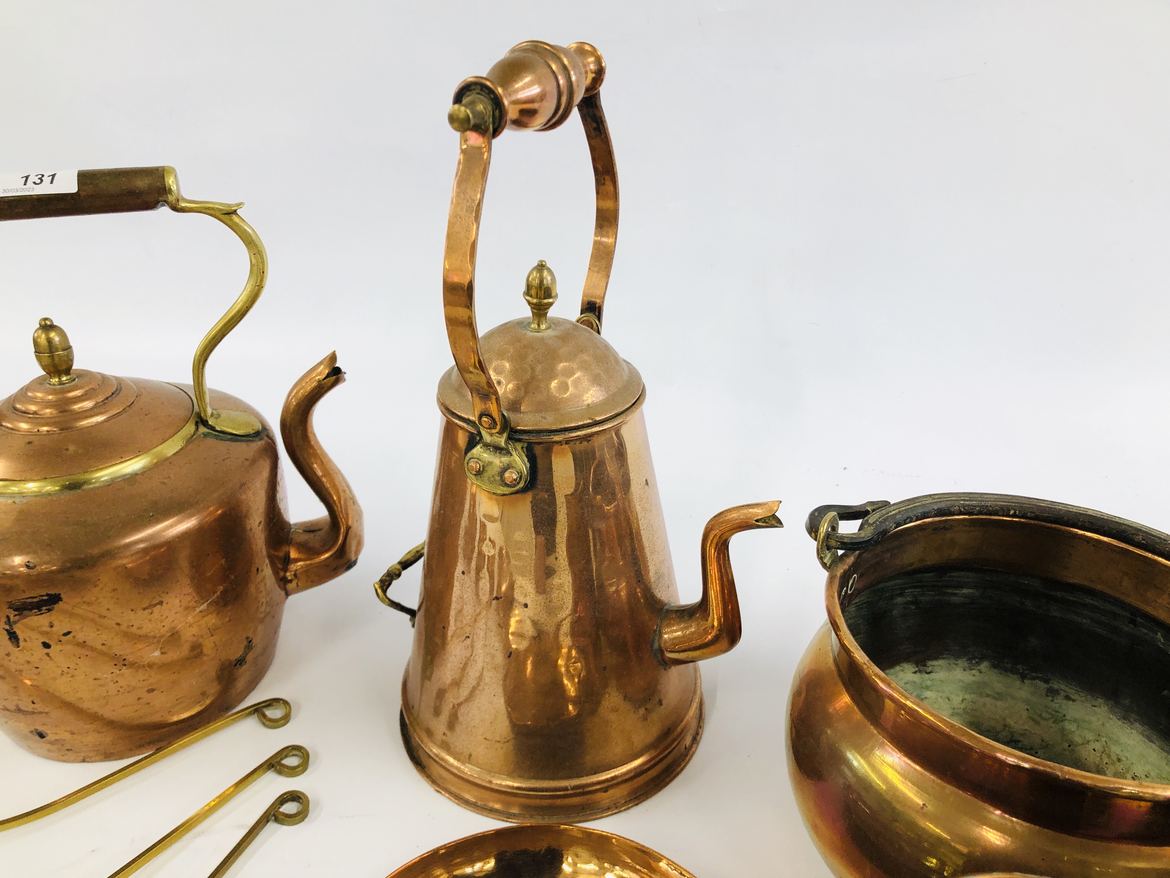 A COLLECTION OF BRASS AND COPPERWARES TO INCLUDE LARGE COPPER KETTLE, COPPER SKILLET, - Image 6 of 9