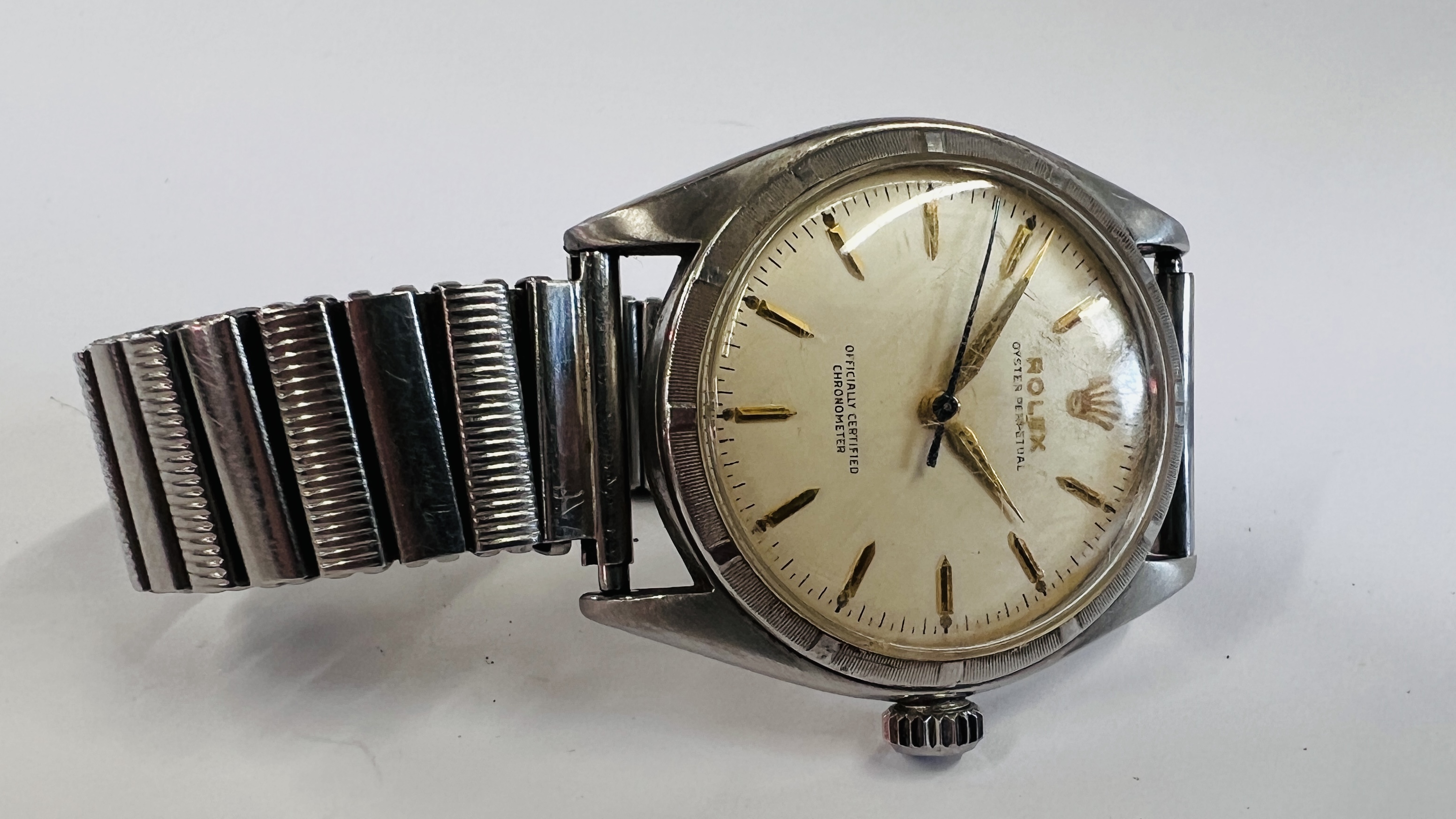 A 1960's ROLEX OYSTER PERPTUAL AUTOMATIC WRIST WATCH ON EXPANDABLE STRAP STAMPED 6085 MODEL F D E - Image 5 of 19