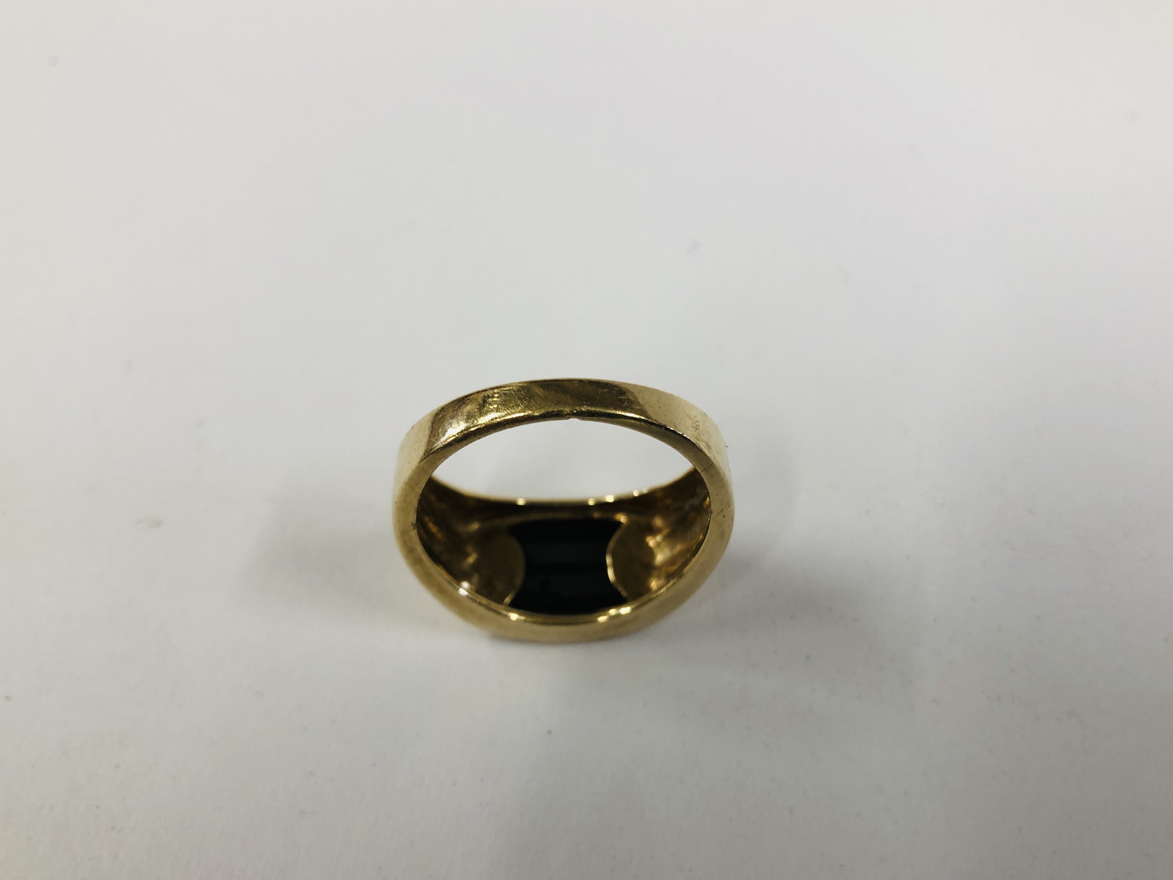 A GENT'S 9CT GOLD ONYX PANEL RING. - Image 7 of 10