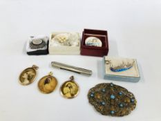 A GROUP OF VINTAGE COLLECTIBLE JEWELLERY TO INCLUDE AN ASIAN ENAMELLED WHITE METAL BROOCH,