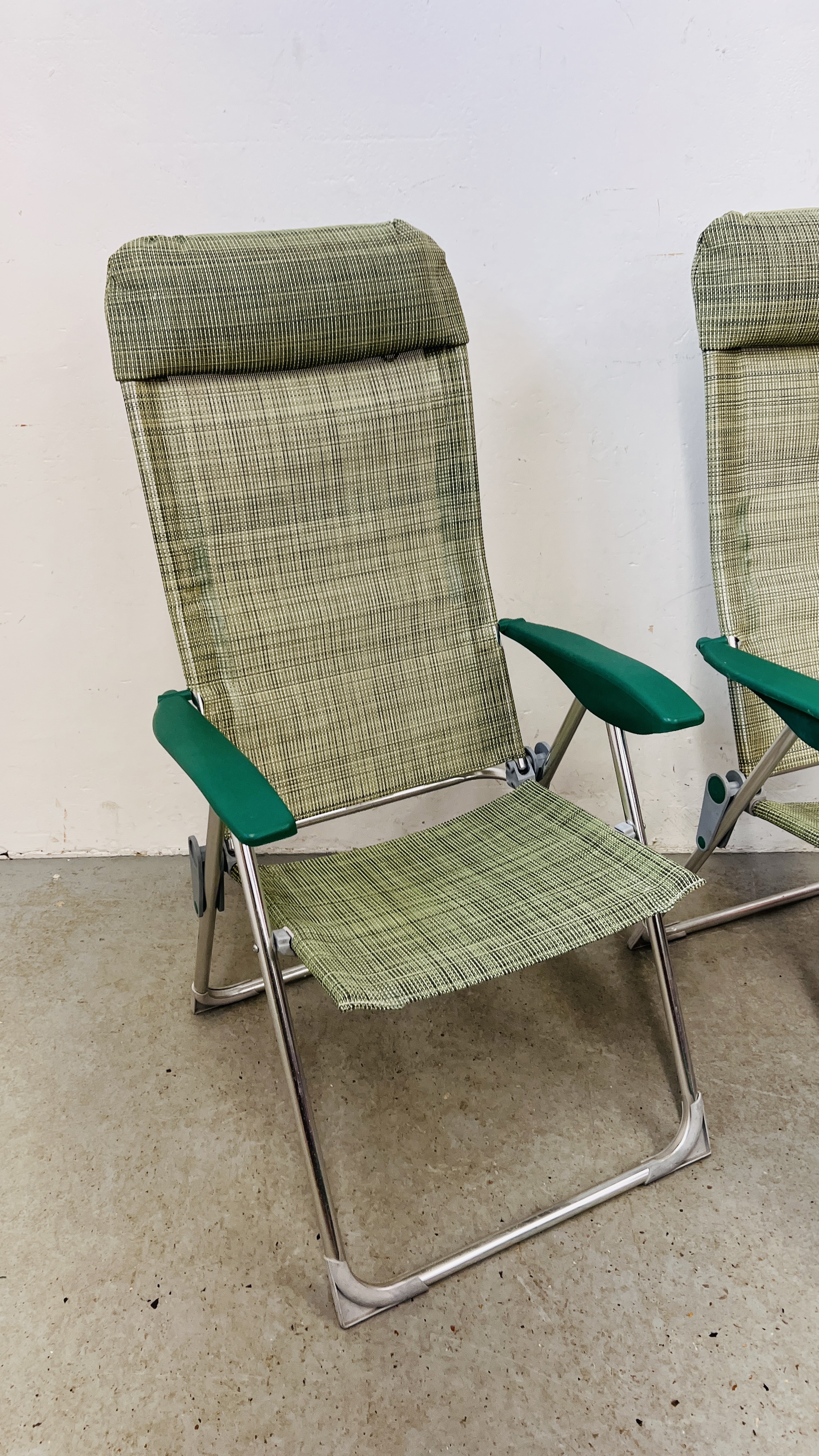 A PAIR OF ALUMINIUM FRAMED FOLDING SUN CHAIRS WITH MATCHING FOLDING FOOT RESTS AND GARDEN PARASOL. - Image 9 of 10