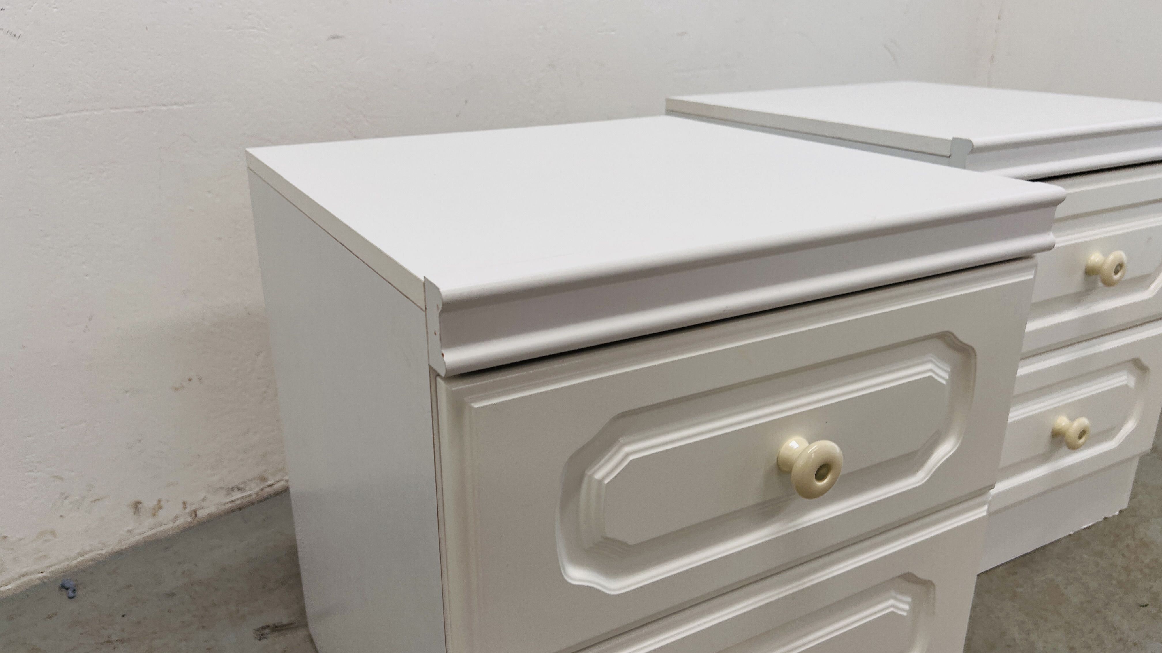 A PAIR OF WHITE FINISH 2 DRAWER BEDSIDE CABINETS. - Image 4 of 5