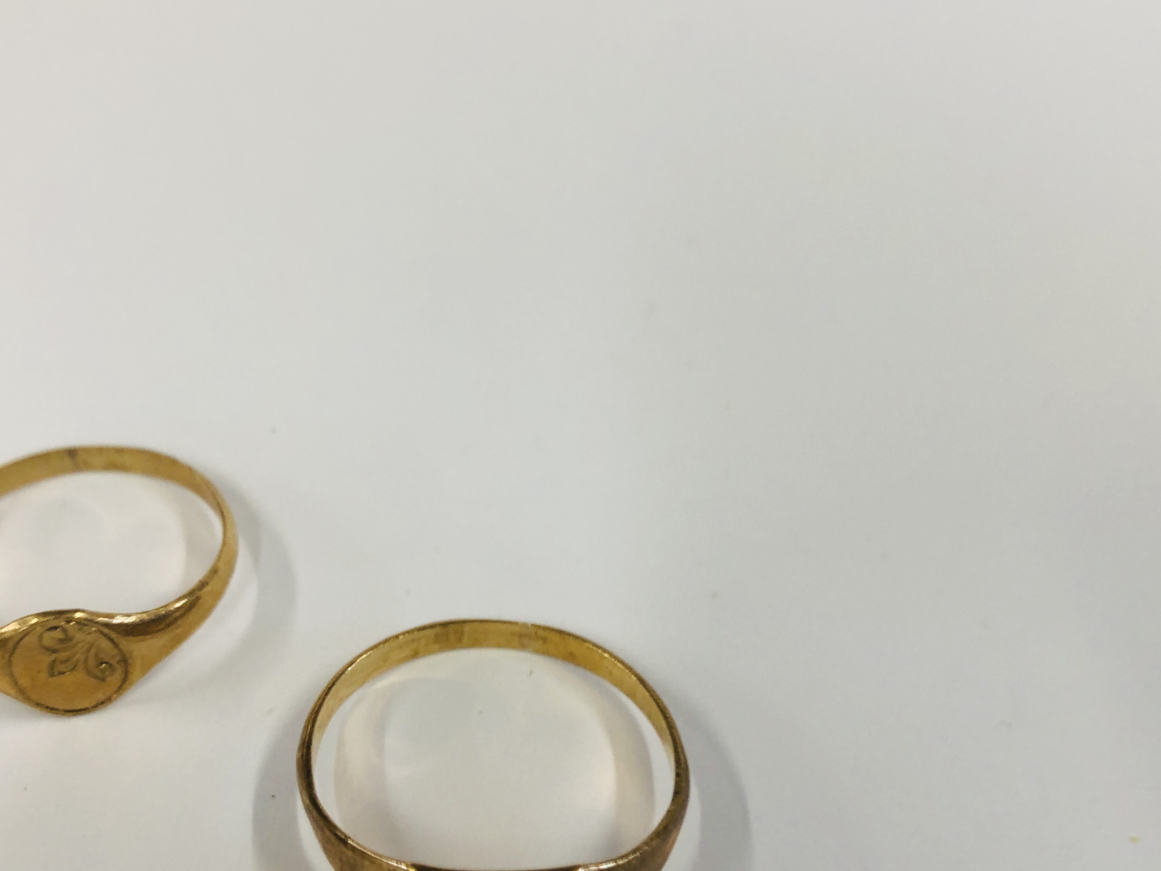 A GROUP OF 3 9CT GOLD RINGS TO INCLUDE A BLACK OVAL HARDSTONE EXAMPLE. - Image 2 of 12