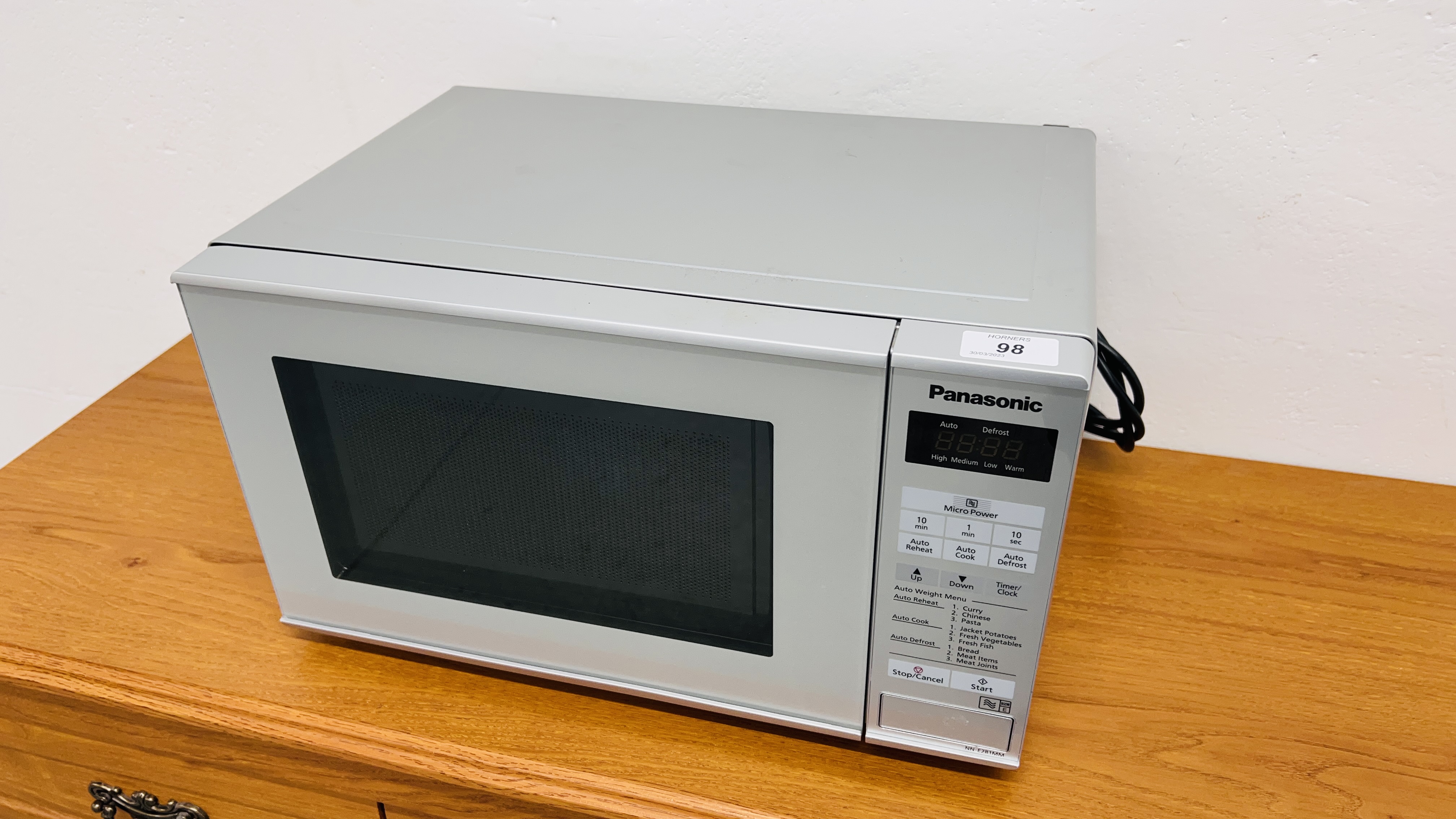 A PANASONIC 800 WATT MICROWAVE OVEN - SOLD AS SEEN. - Image 2 of 5